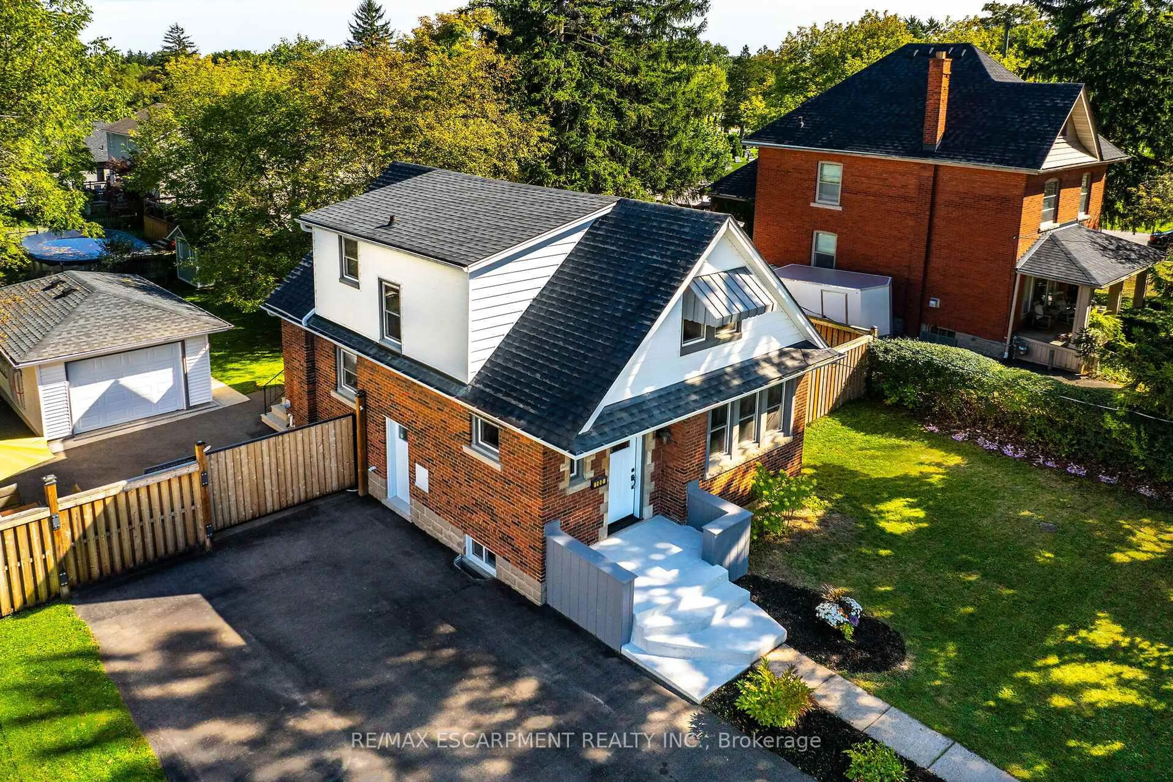 A pic from outside/outdoor area/front of a property/back of a property/a pic from drone, street for 100 Wigton St, Haldimand Ontario N3W 1E9