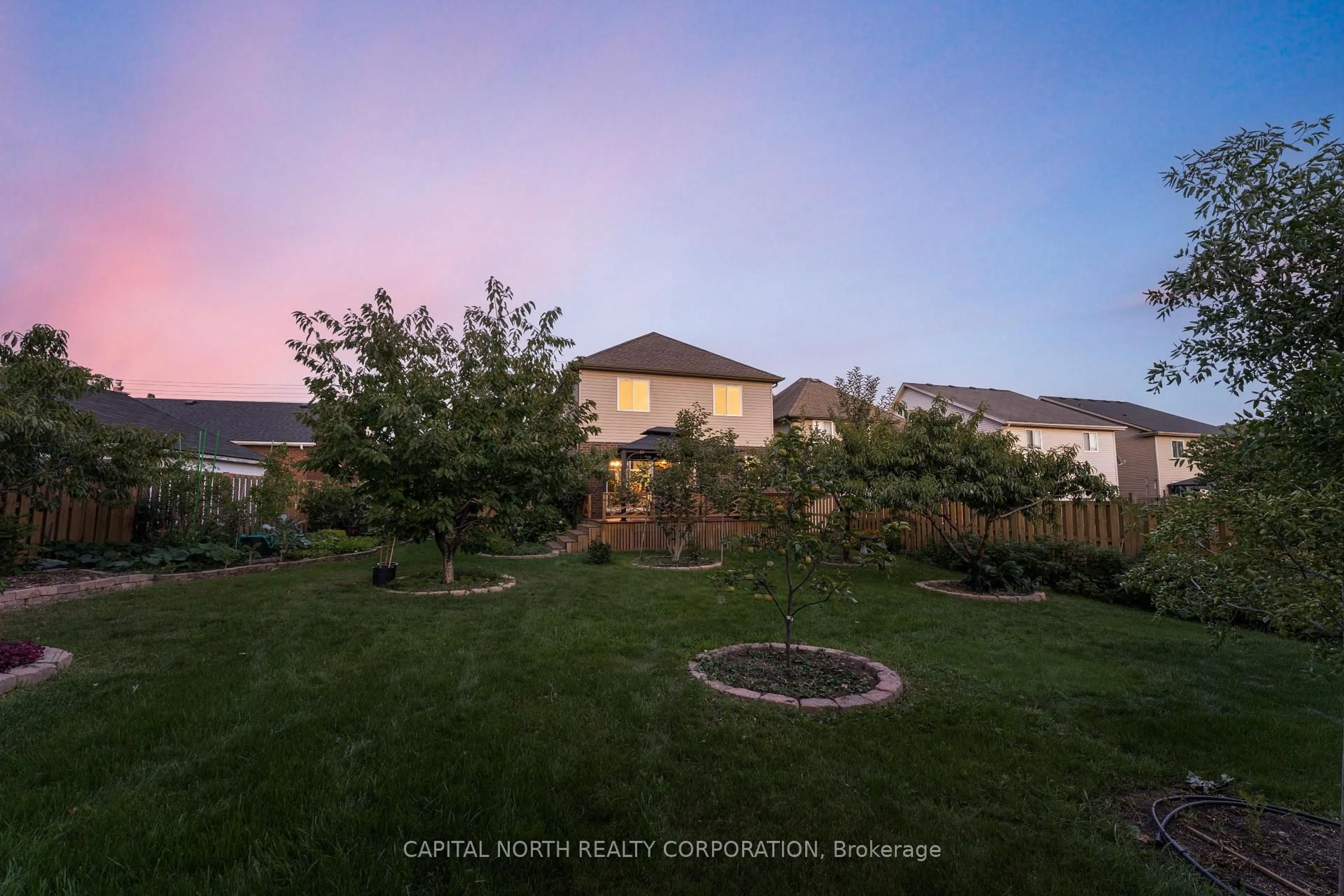 A pic from outside/outdoor area/front of a property/back of a property/a pic from drone, unknown for 6747 Ailanthus Ave, Niagara Falls Ontario L2G 4C6