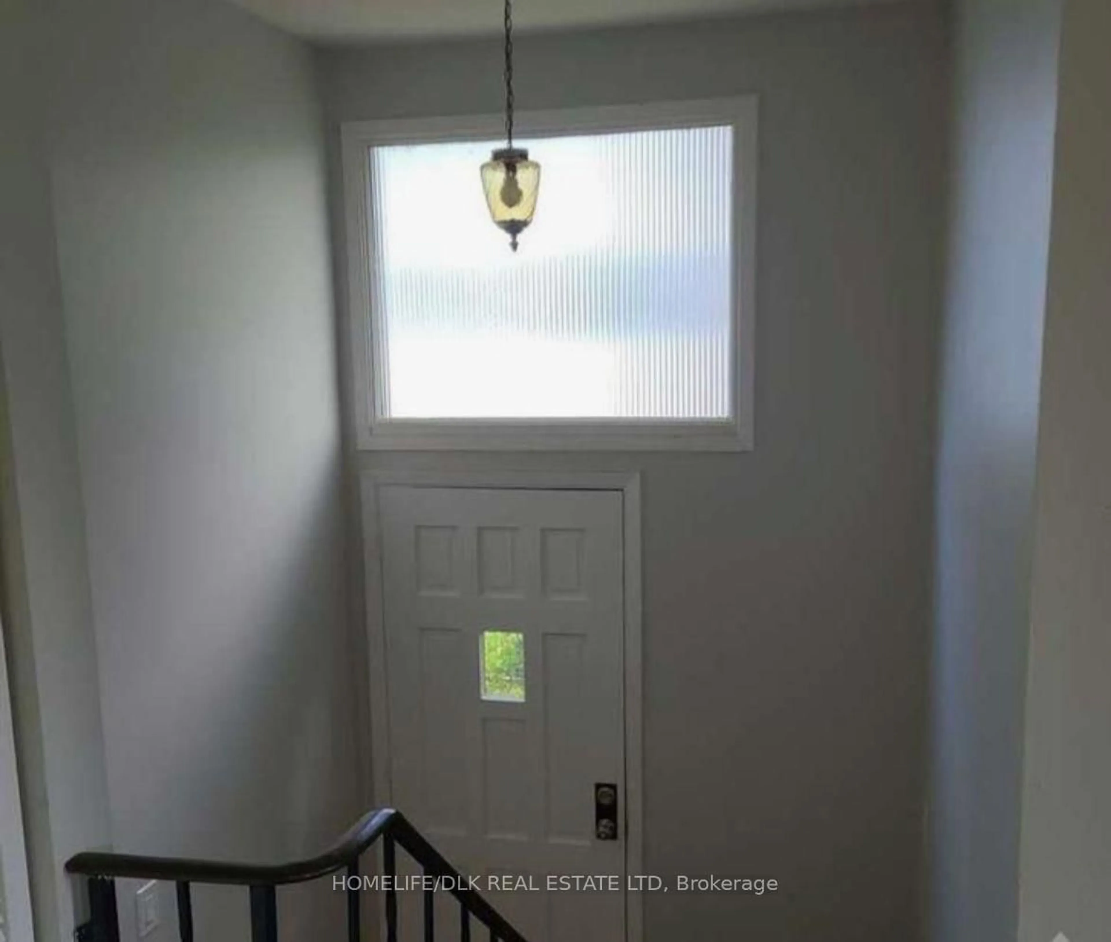 Indoor entryway for 28 Bourke St, Smiths Falls Ontario K7A 3M2