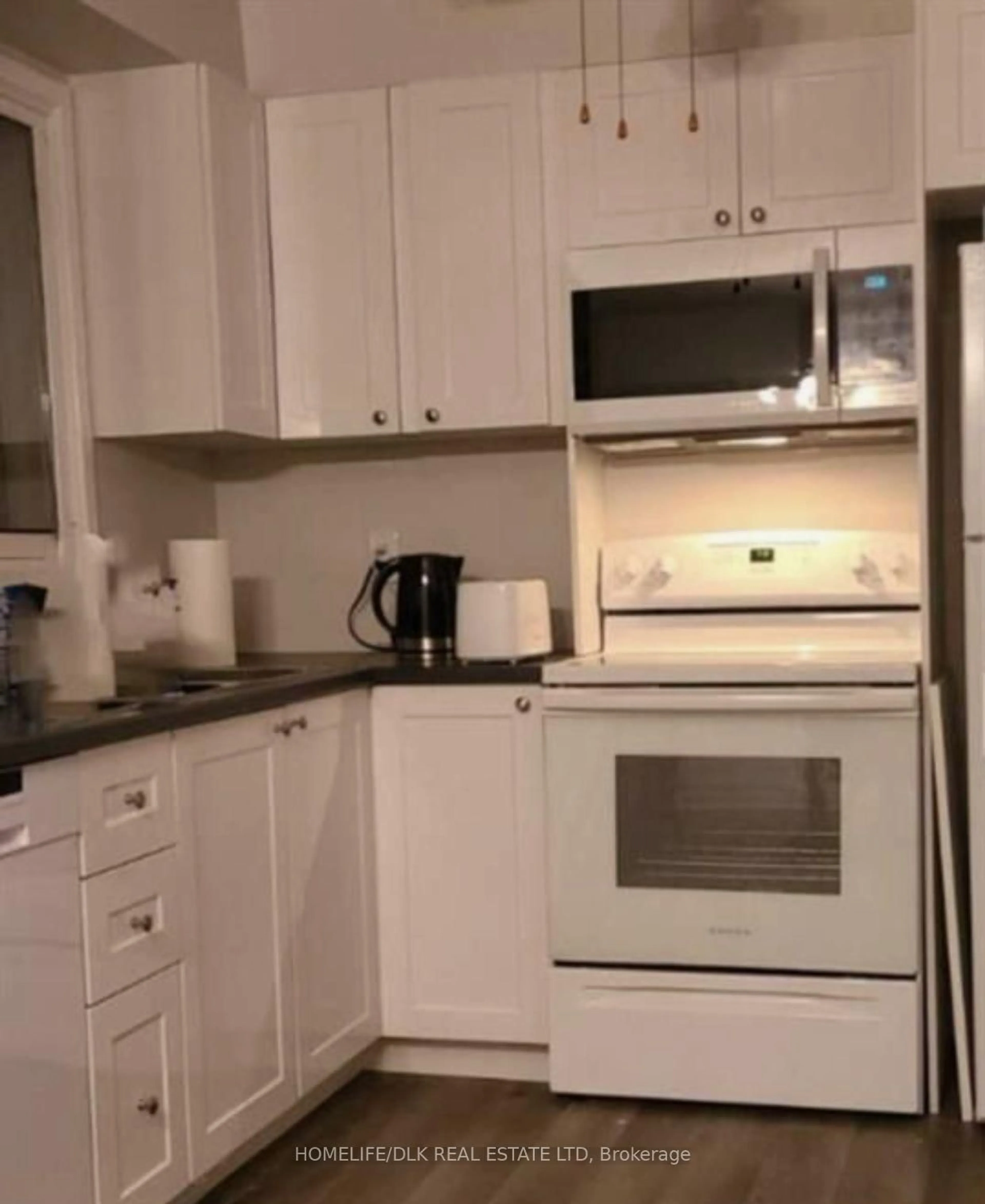 Standard kitchen, unknown for 28 Bourke St, Smiths Falls Ontario K7A 3M2