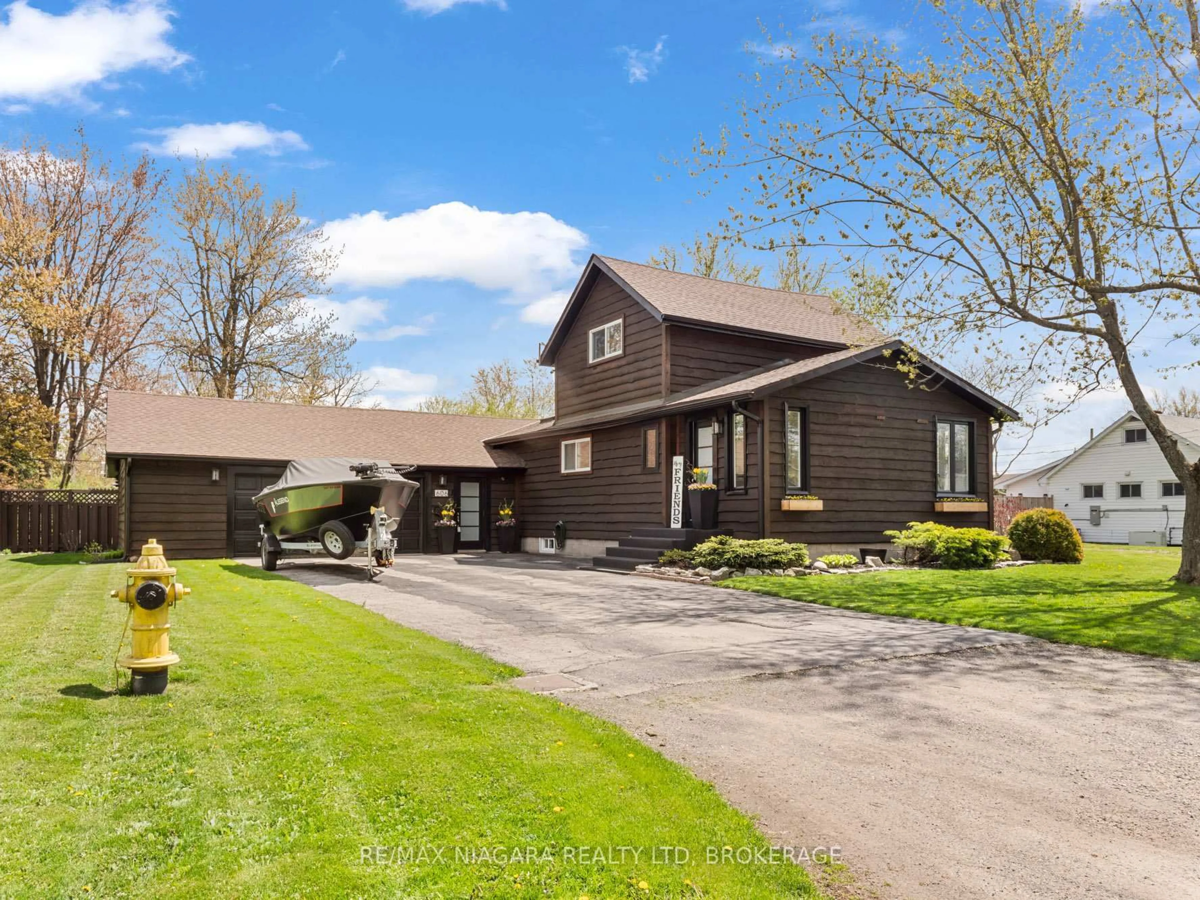 Home with vinyl exterior material, street for 606 Scott Ave, Fort Erie Ontario L2A 5G2