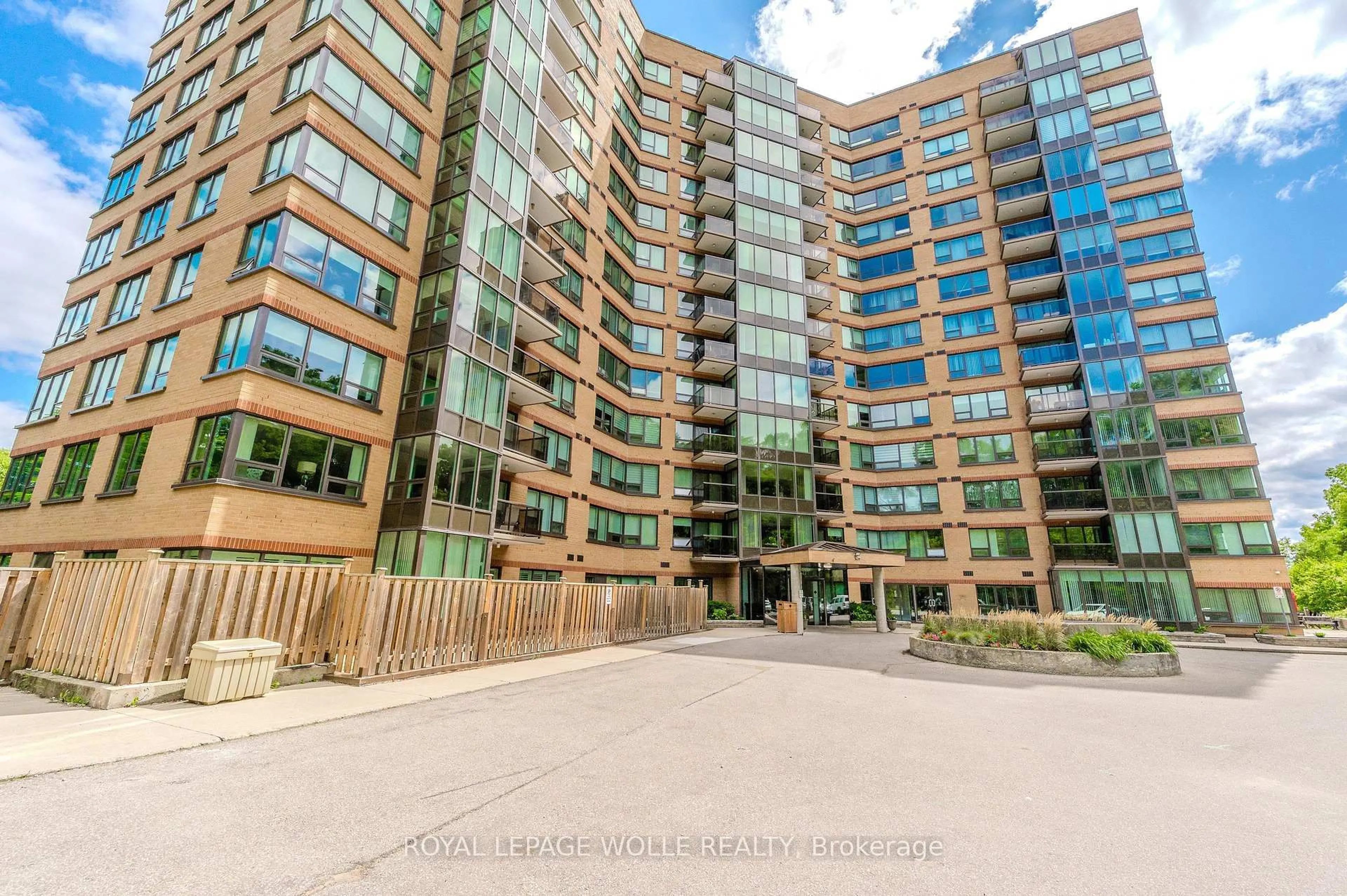 A pic from outside/outdoor area/front of a property/back of a property/a pic from drone, building for 237 King St #703, Cambridge Ontario N3H 5L2