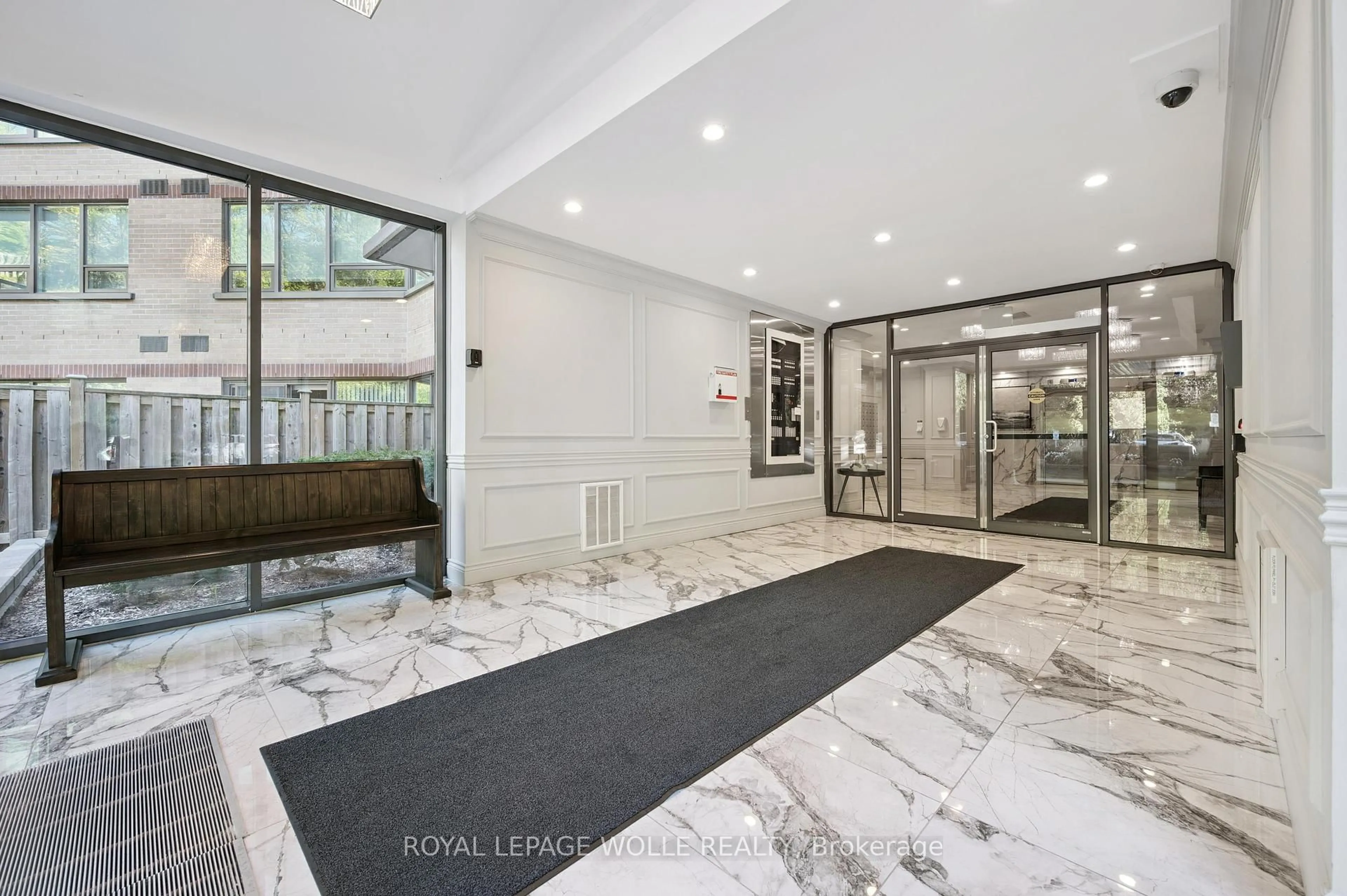 Indoor foyer for 237 King St #703, Cambridge Ontario N3H 5L2