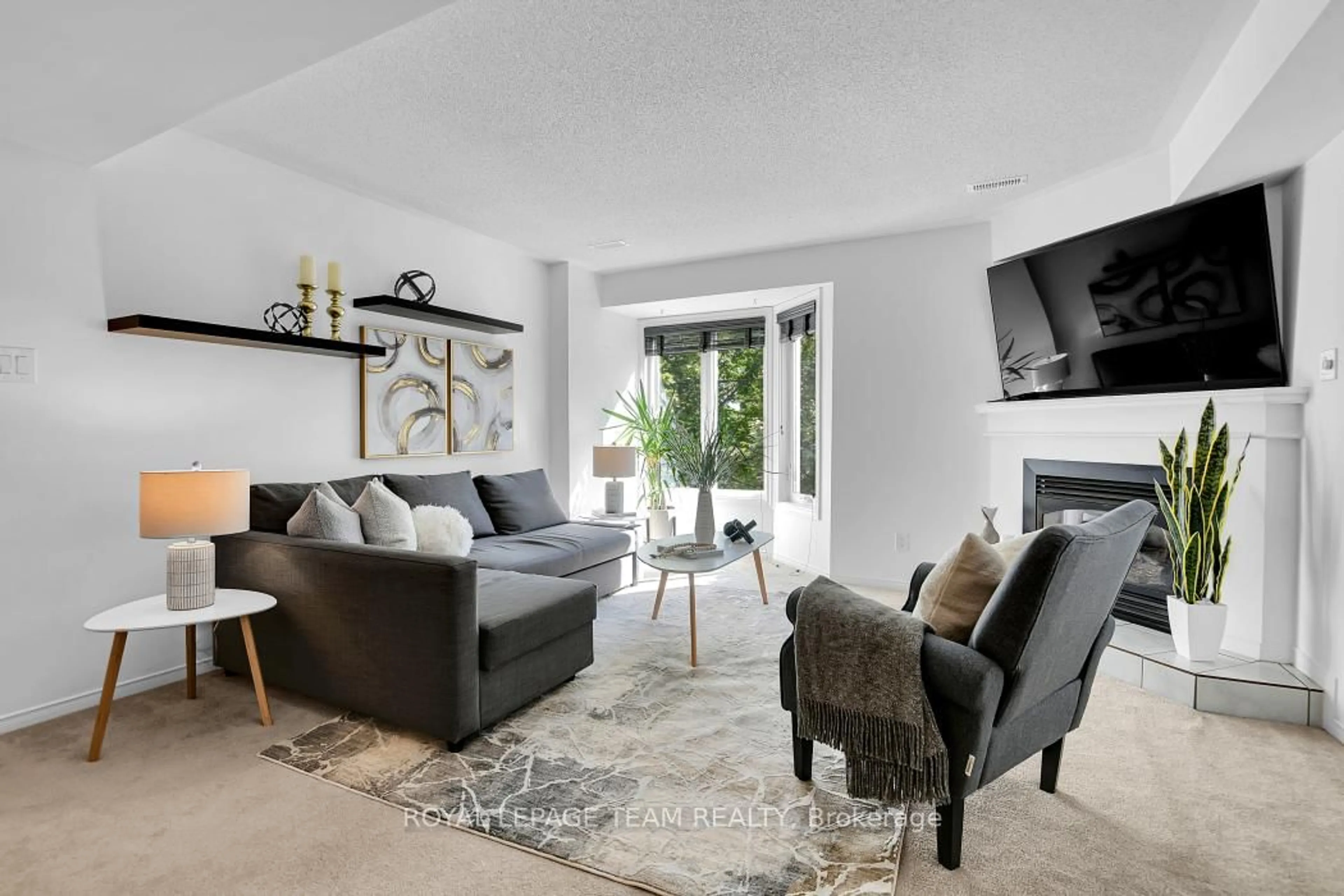 Living room with furniture, unknown for 299 Nepean St, Ottawa Ontario K1R 5G2