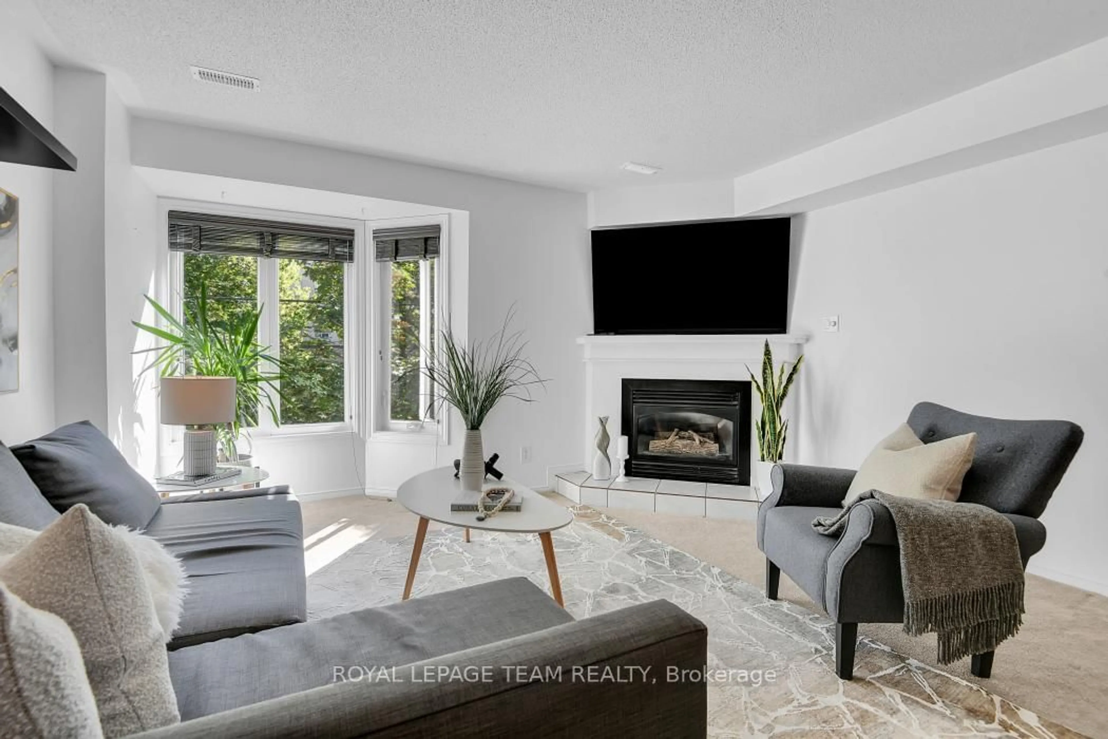 Living room with furniture, unknown for 299 Nepean St, Ottawa Ontario K1R 5G2