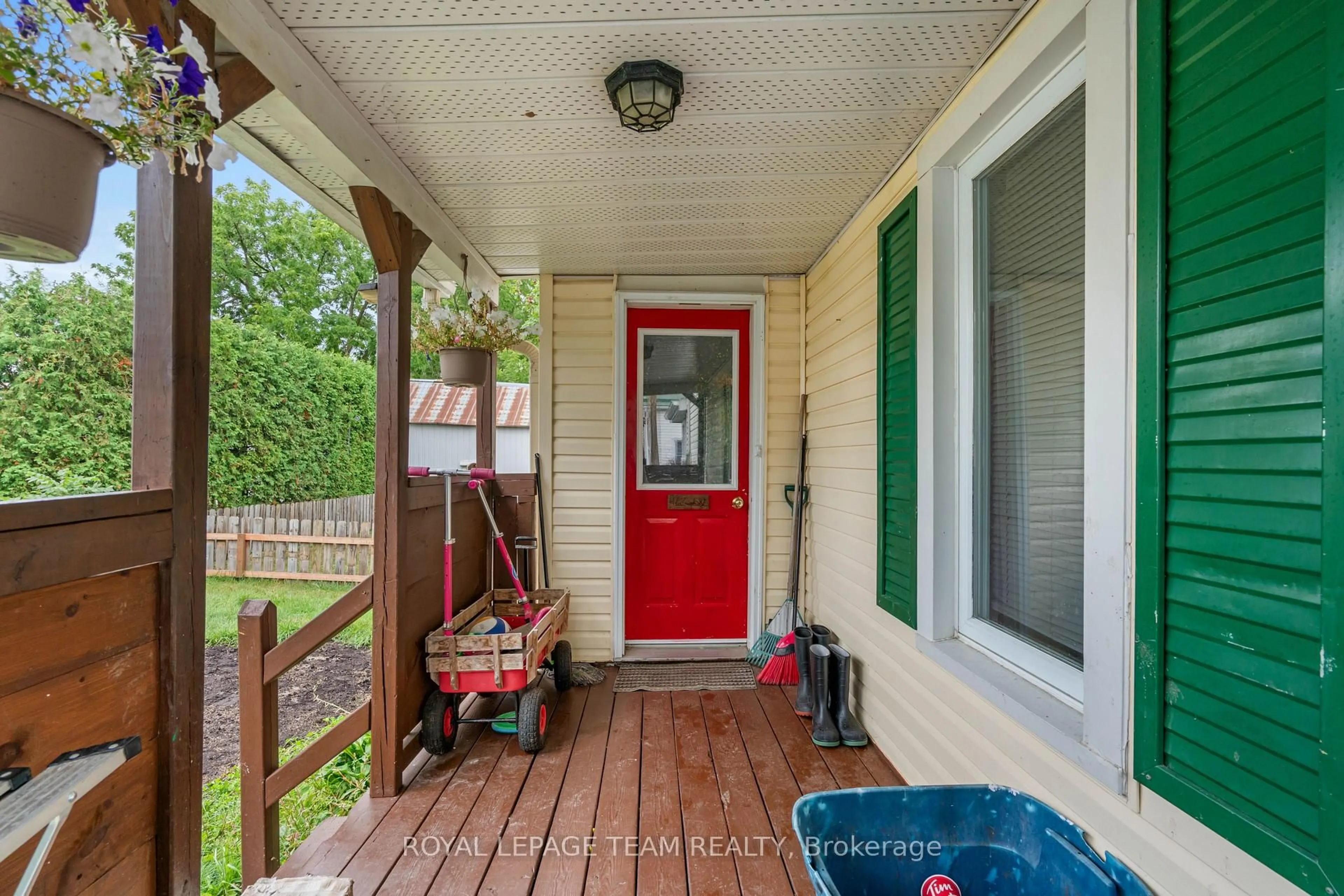 Indoor entryway for 46 Joseph St, North Dundas Ontario K0C 1H0