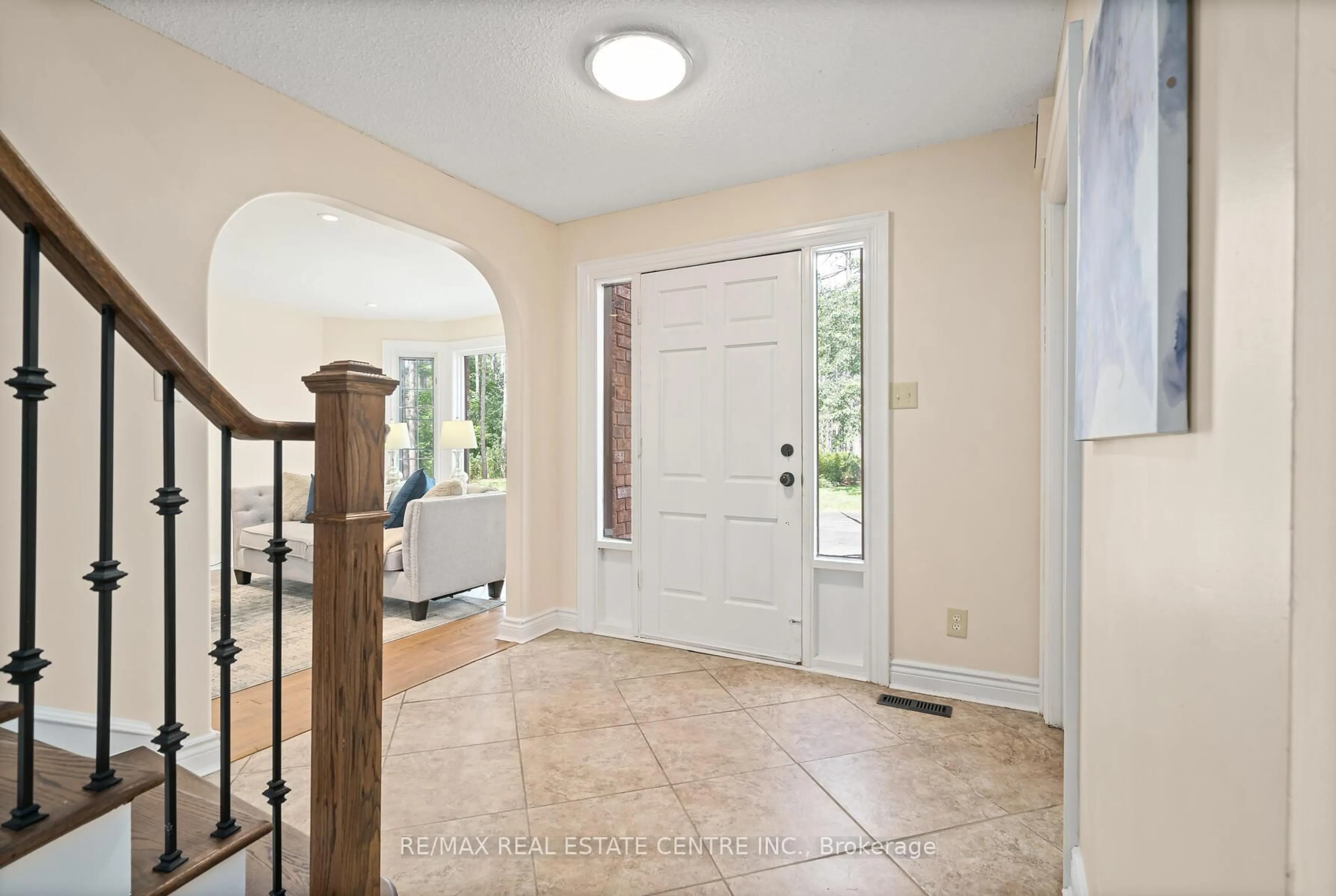 Indoor entryway for 4 Pine Ridge Rd, Erin Ontario N0B 1T0