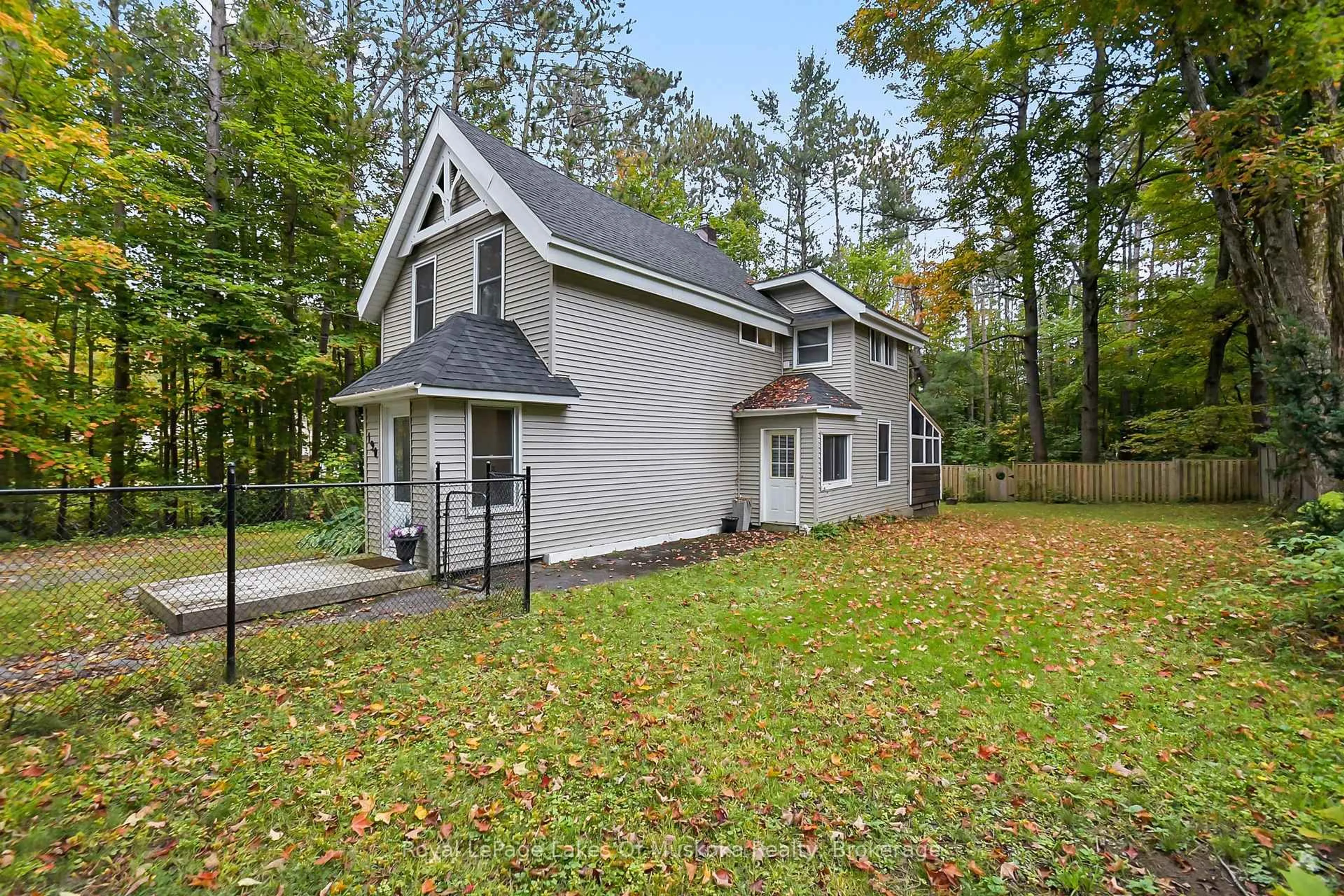 Home with vinyl exterior material, street for 190 Maple St, Bracebridge Ontario P1L 1K4