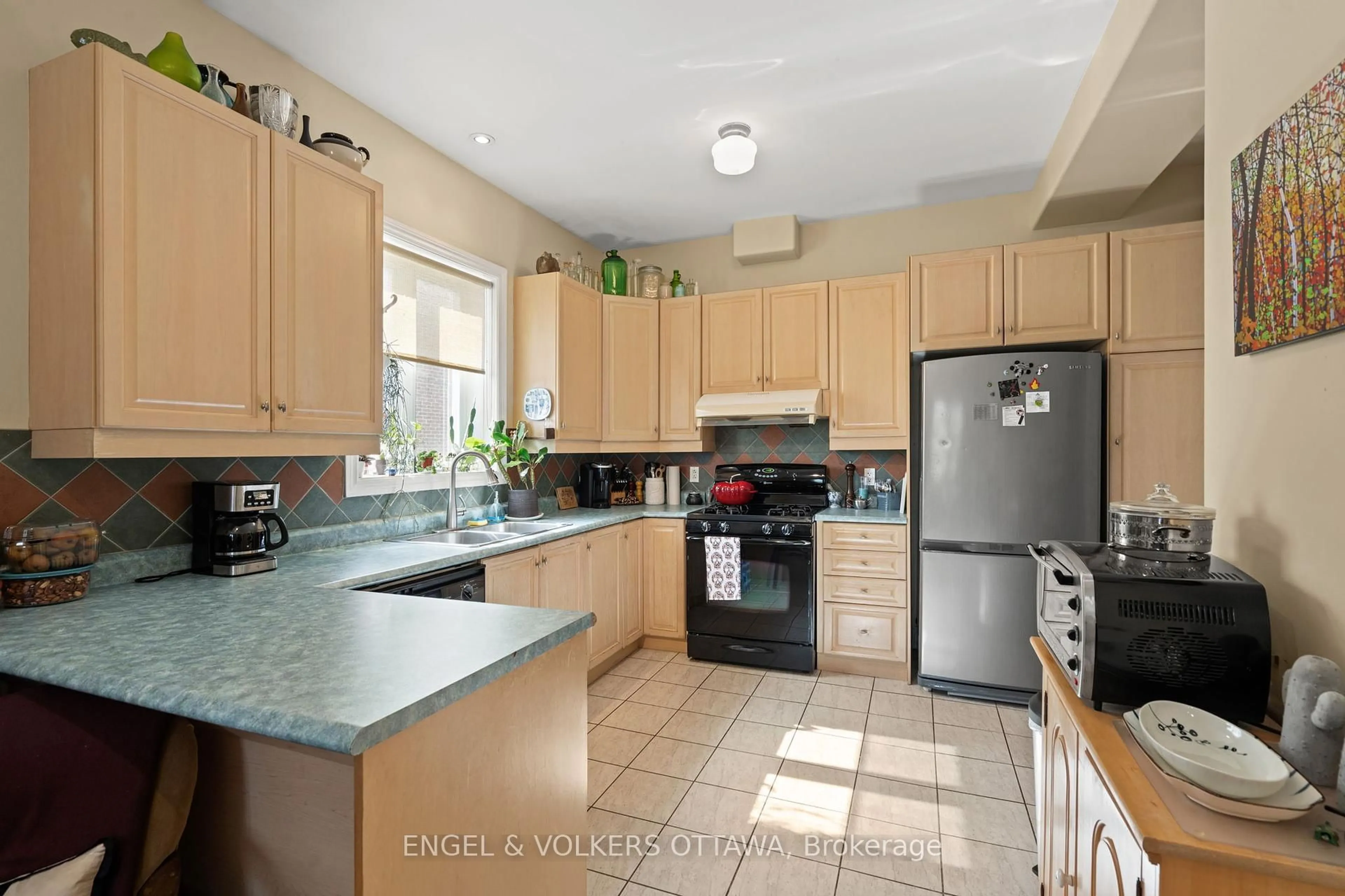 Standard kitchen, ceramic/tile floor for 116 Cambridge St #A & B, Ottawa Ontario K1R 7A7