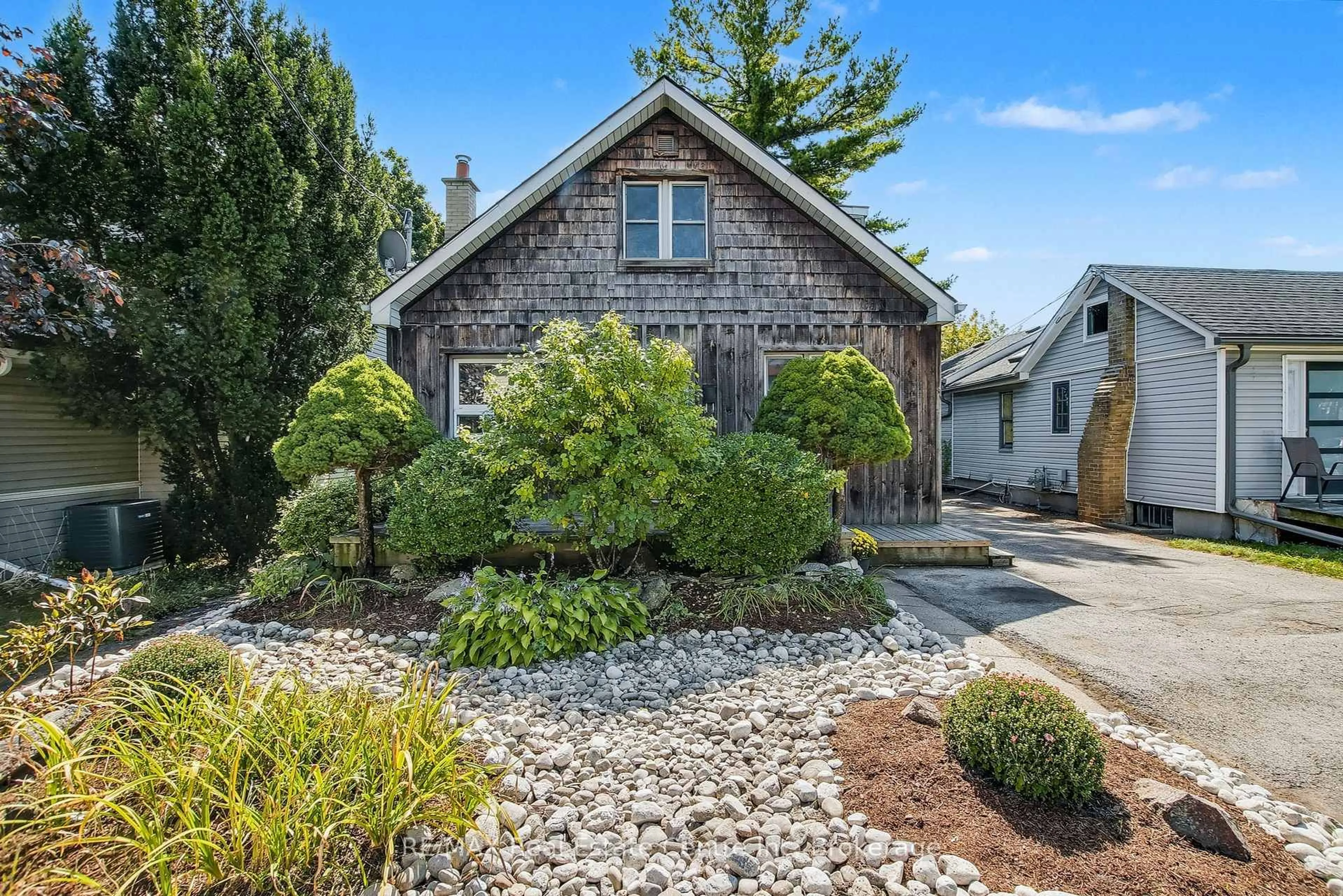 Home with brick exterior material, street for 52 Avenue Rd, Cambridge Ontario N1R 1B9