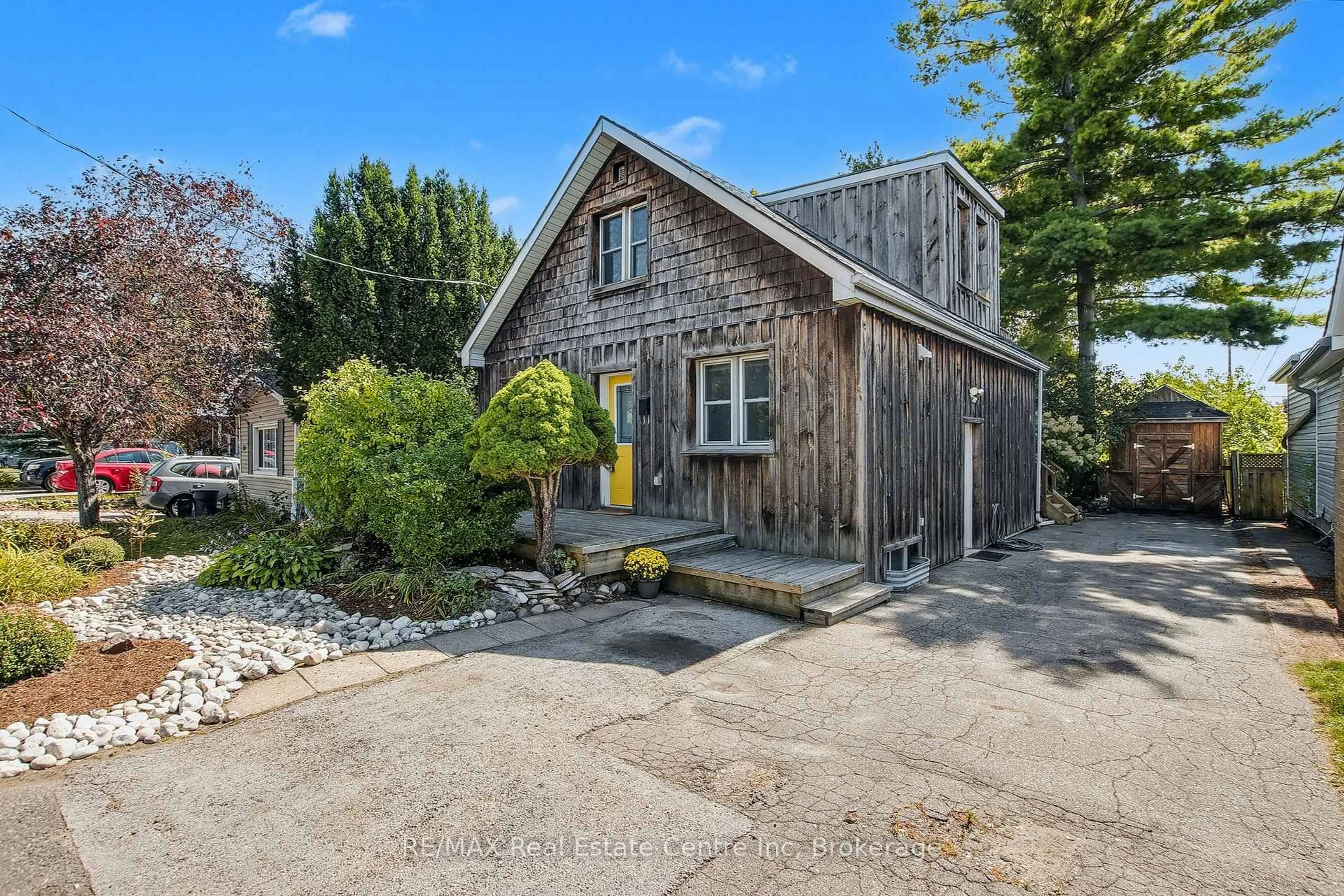 A pic from outside/outdoor area/front of a property/back of a property/a pic from drone, street for 52 Avenue Rd, Cambridge Ontario N1R 1B9