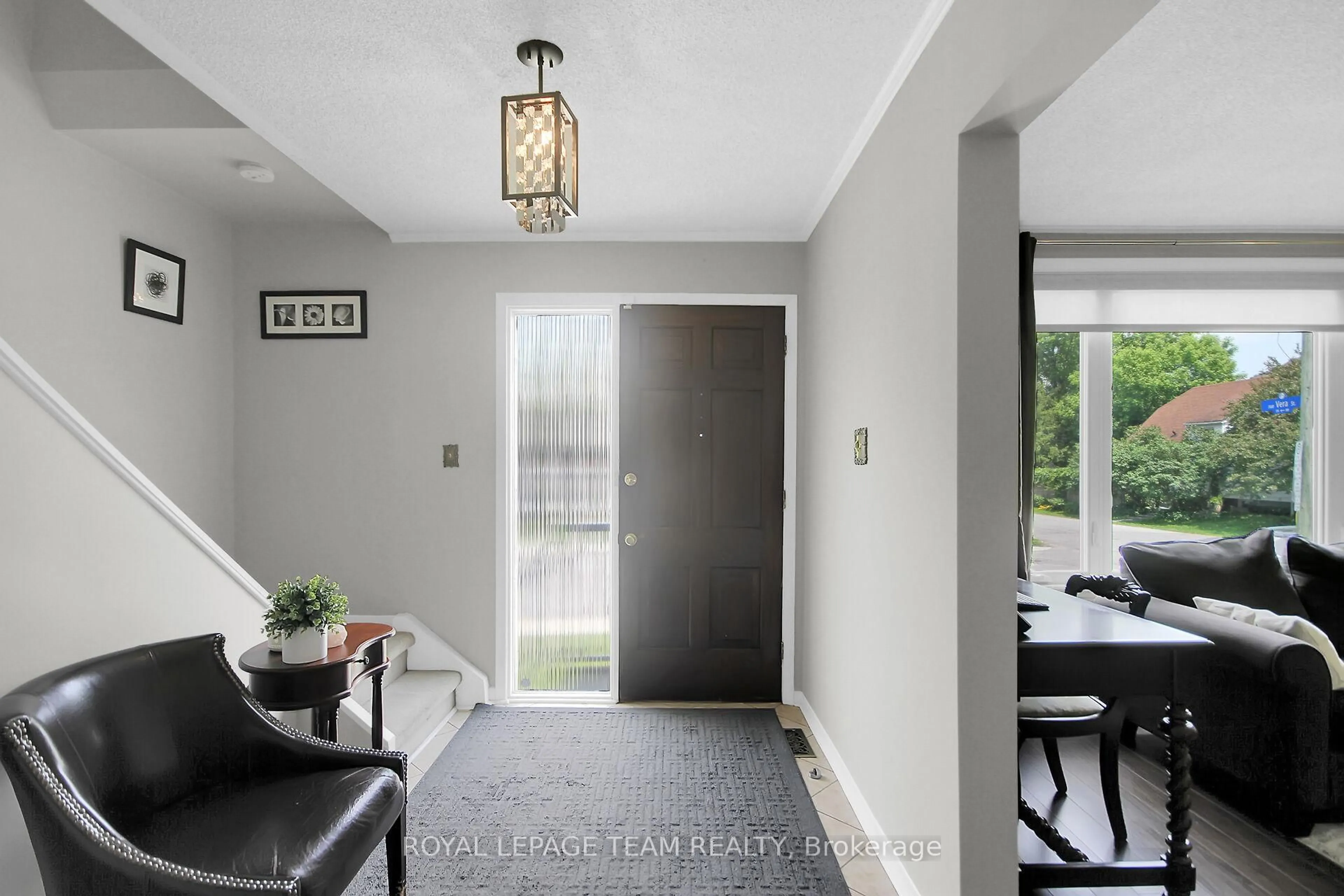 Indoor entryway for 96 Prince Albert St, Ottawa Ontario K1K 2A1