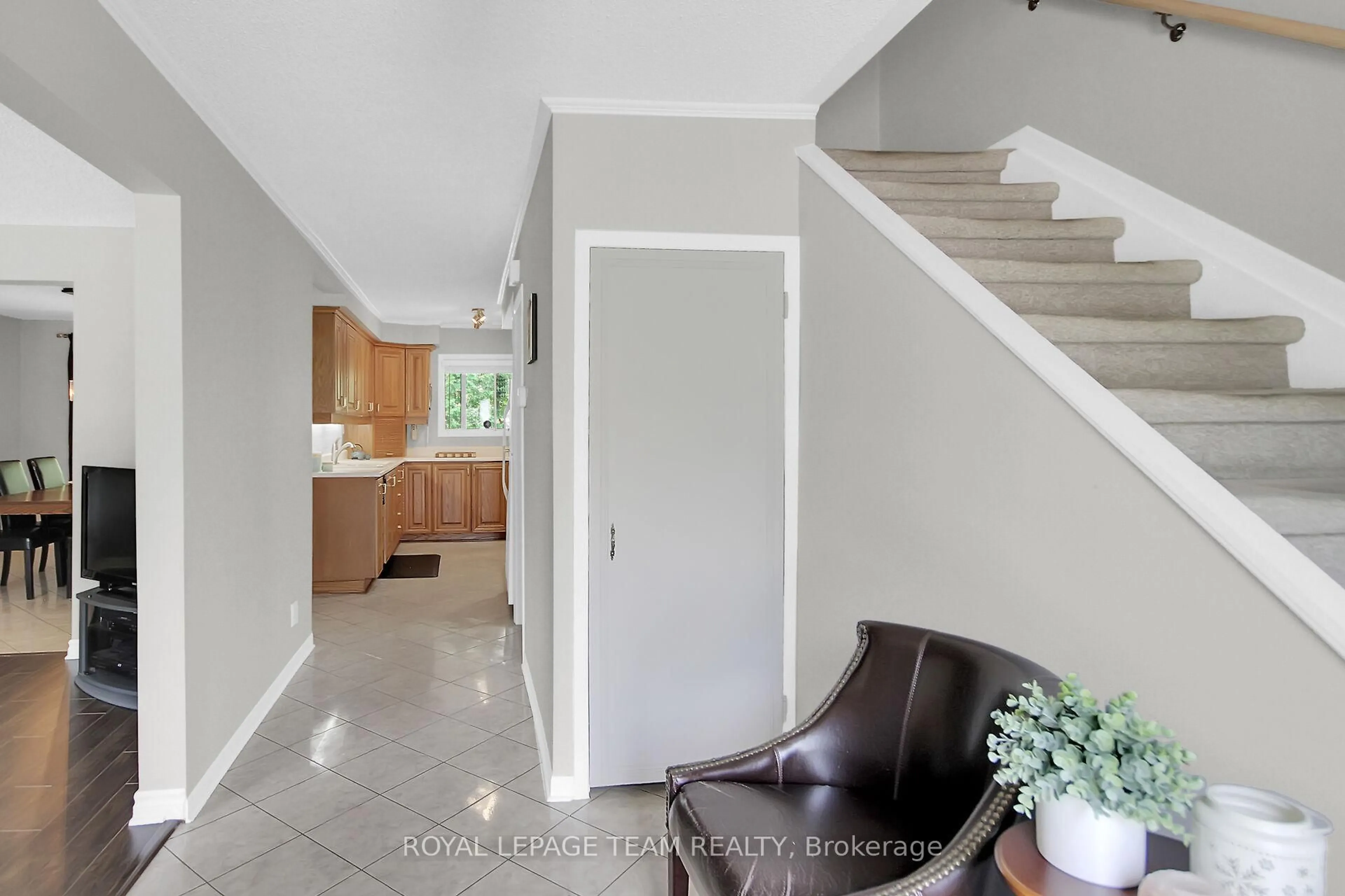 Indoor entryway for 96 Prince Albert St, Ottawa Ontario K1K 2A1