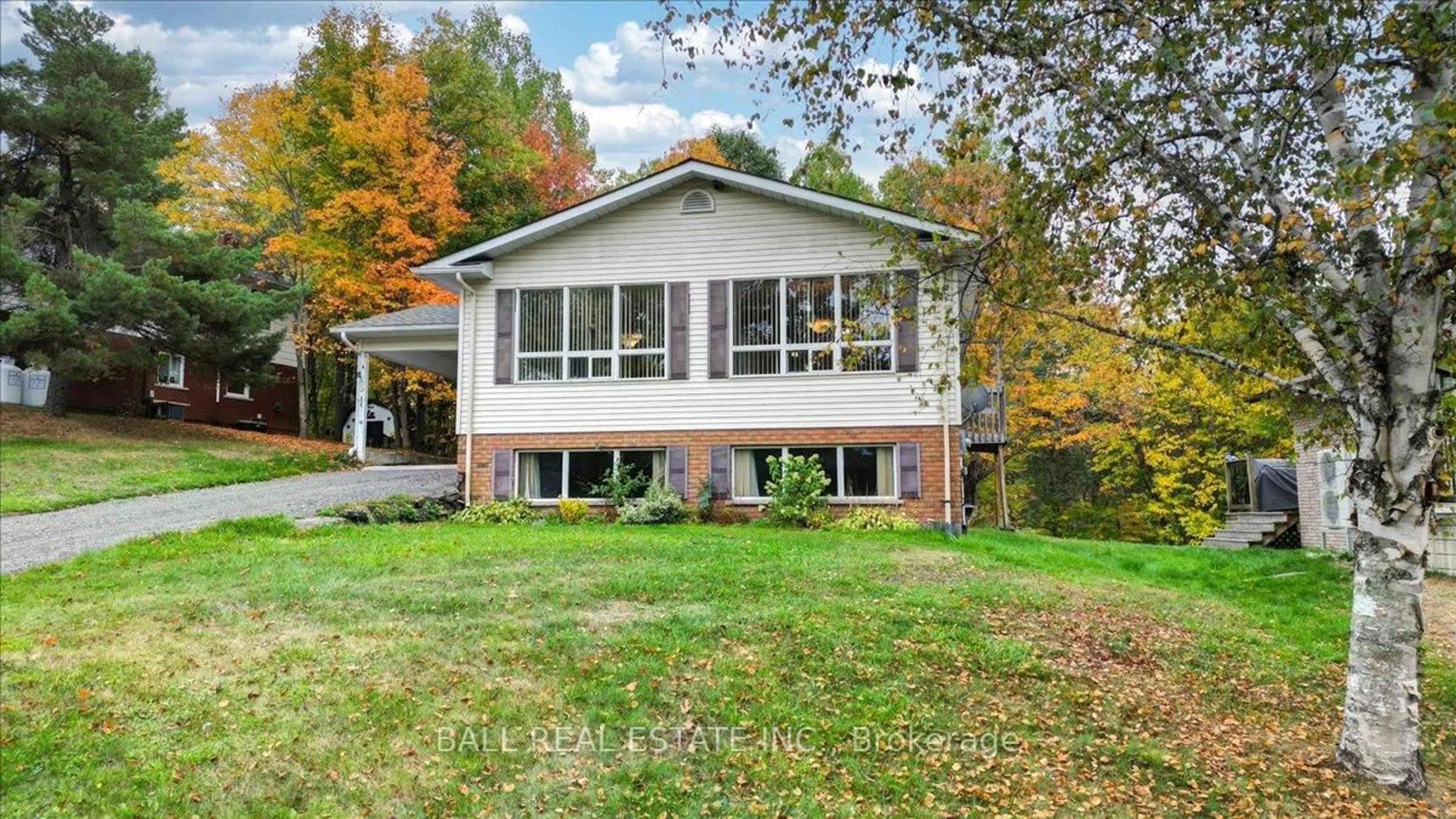 Home with vinyl exterior material, unknown for 5 Oak St, Bancroft Ontario K0L 1C0