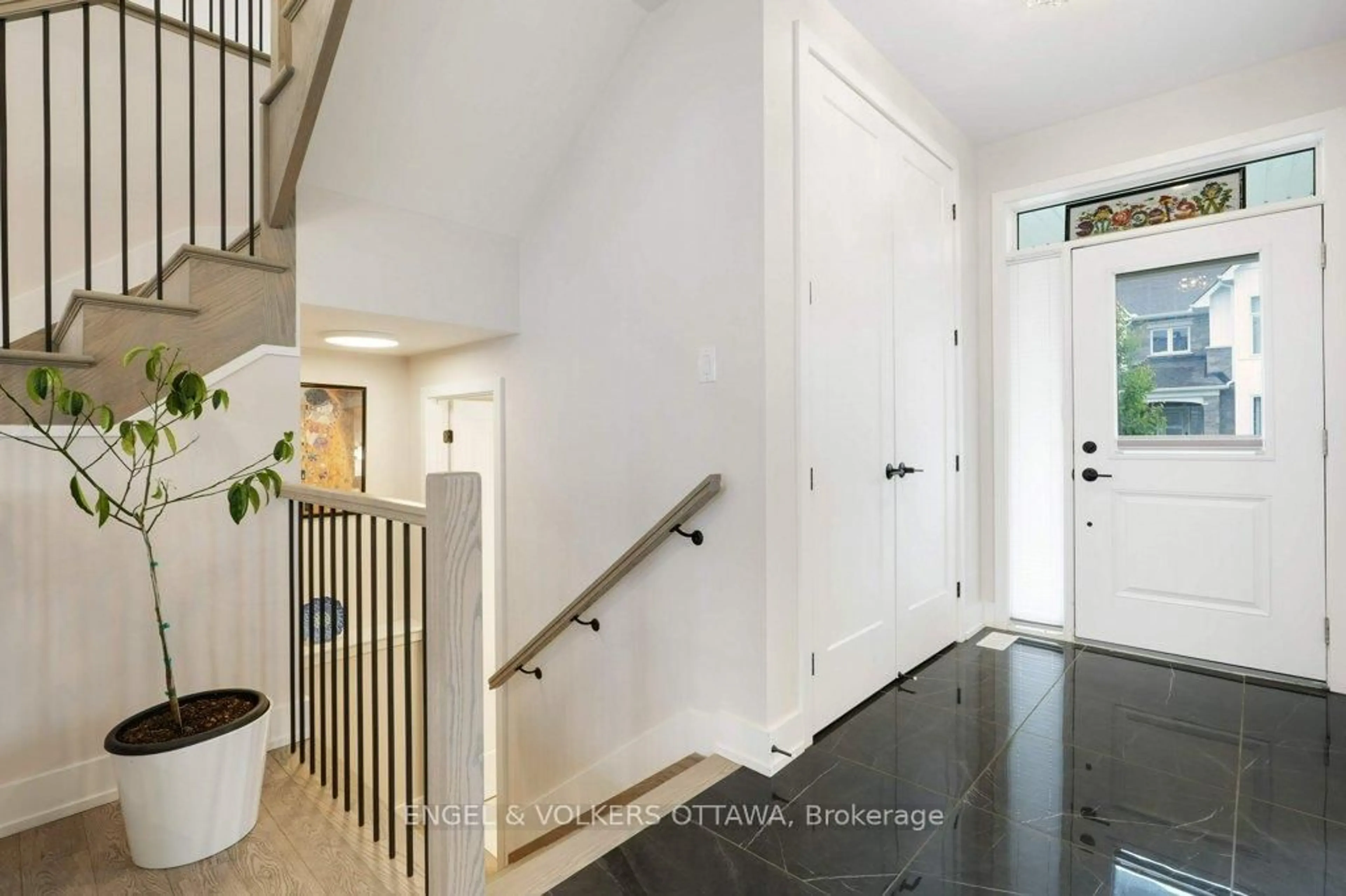 Indoor entryway for 1010 Carden Lane, Ottawa Ontario K1W 0N3