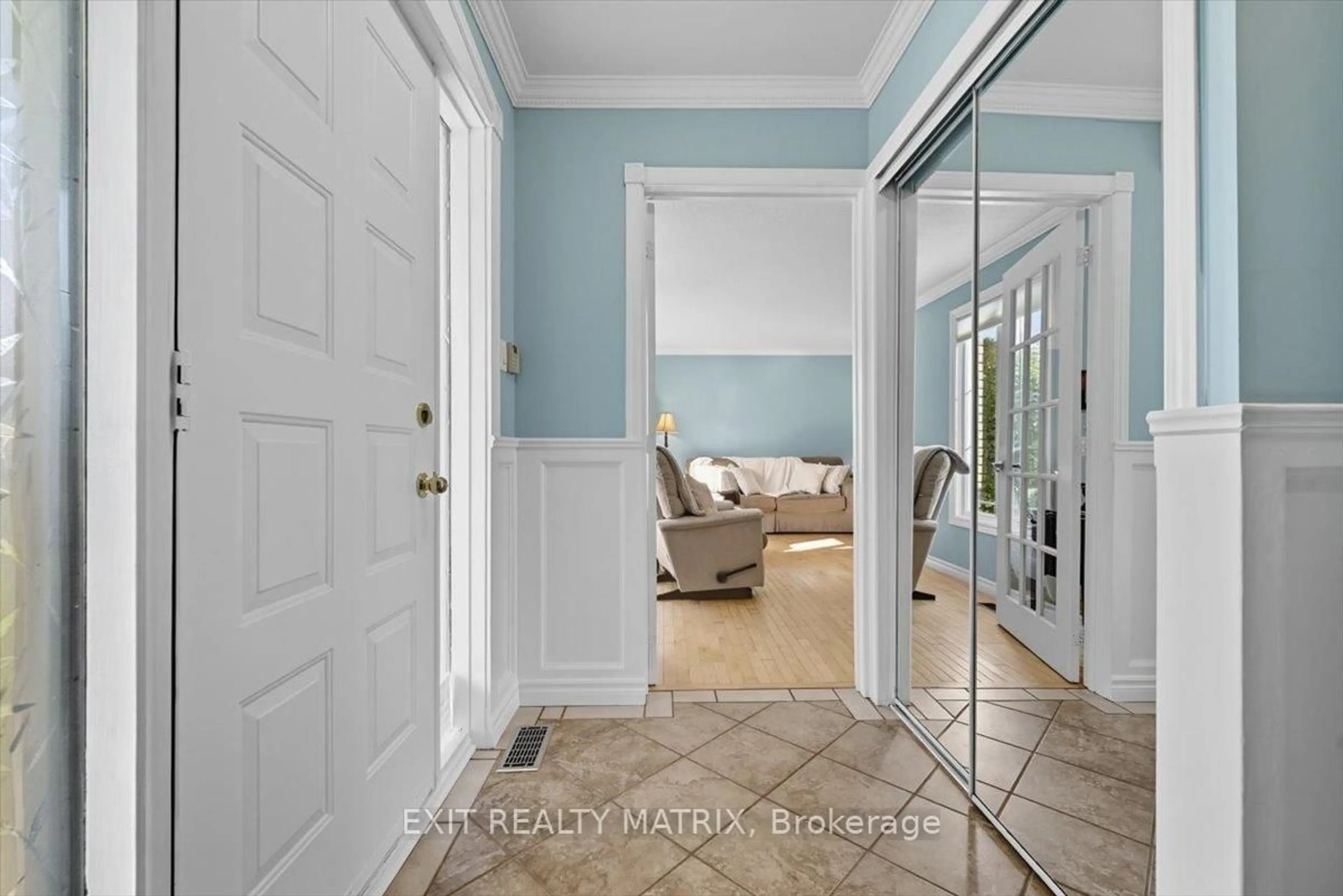 Indoor entryway for 159 DUNLOP Cres, Russell Ontario K4R 1B3