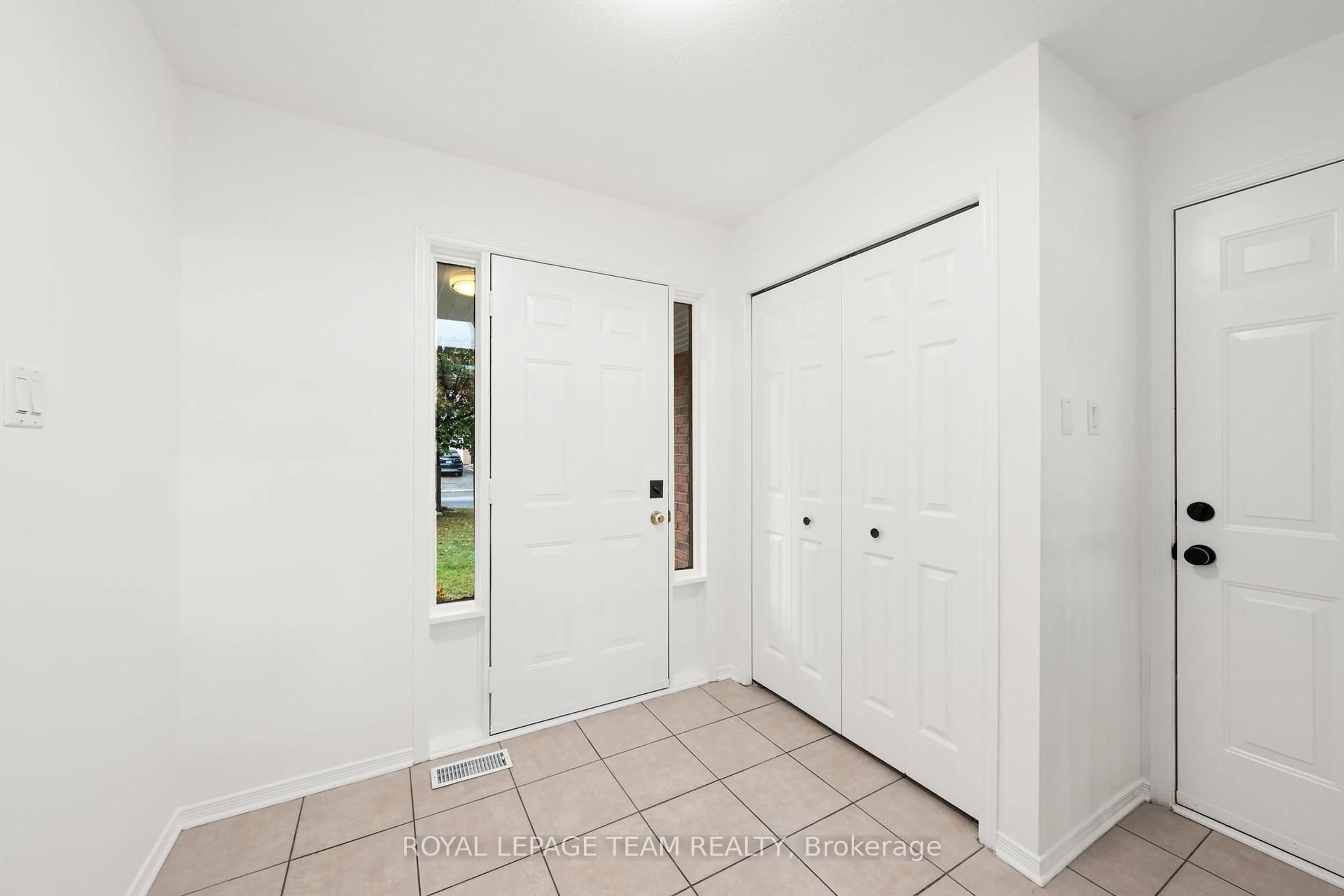 Indoor entryway for 137 Macassa Circ, Ottawa Ontario K2T 1J9