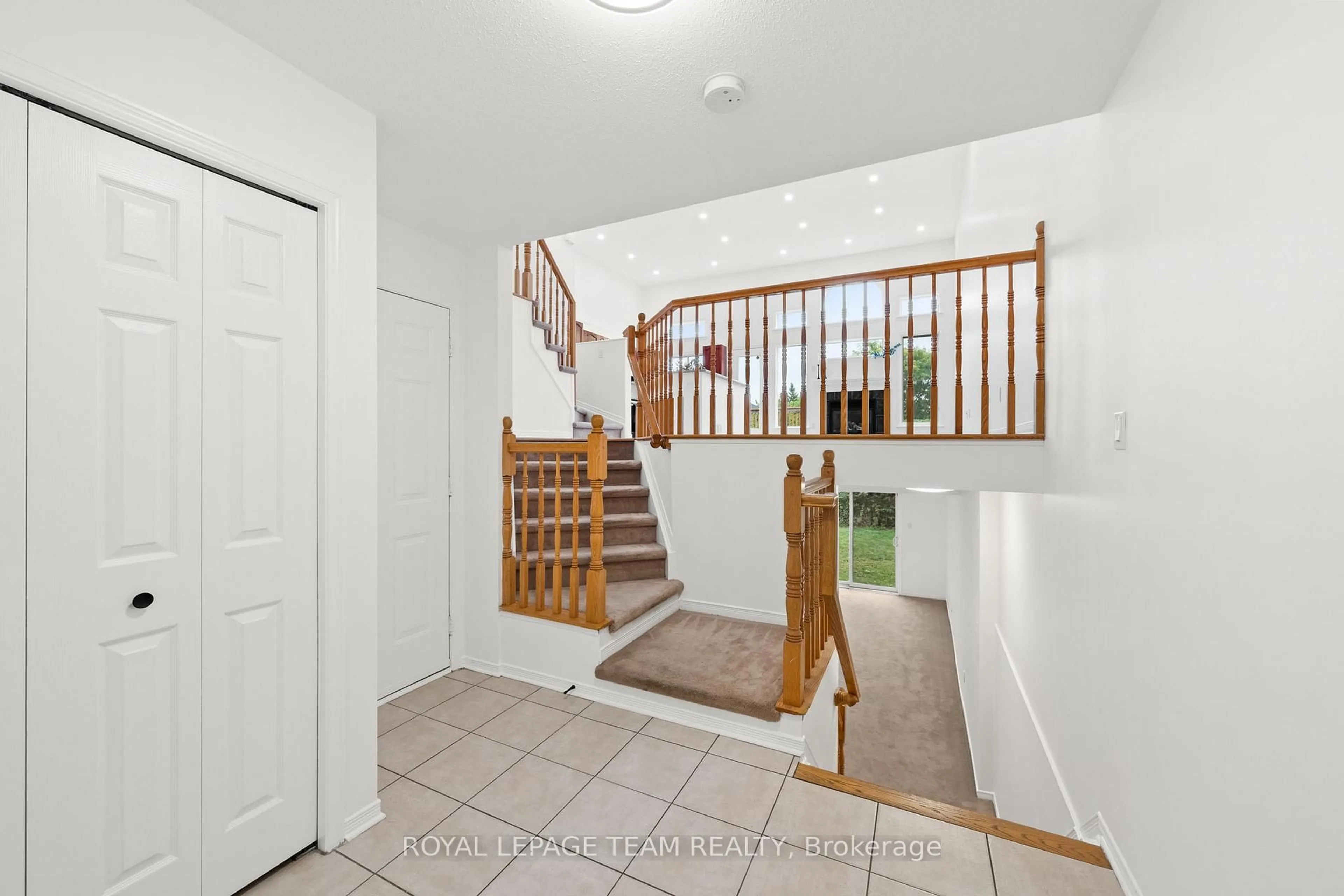 Indoor entryway for 137 Macassa Circ, Ottawa Ontario K2T 1J9