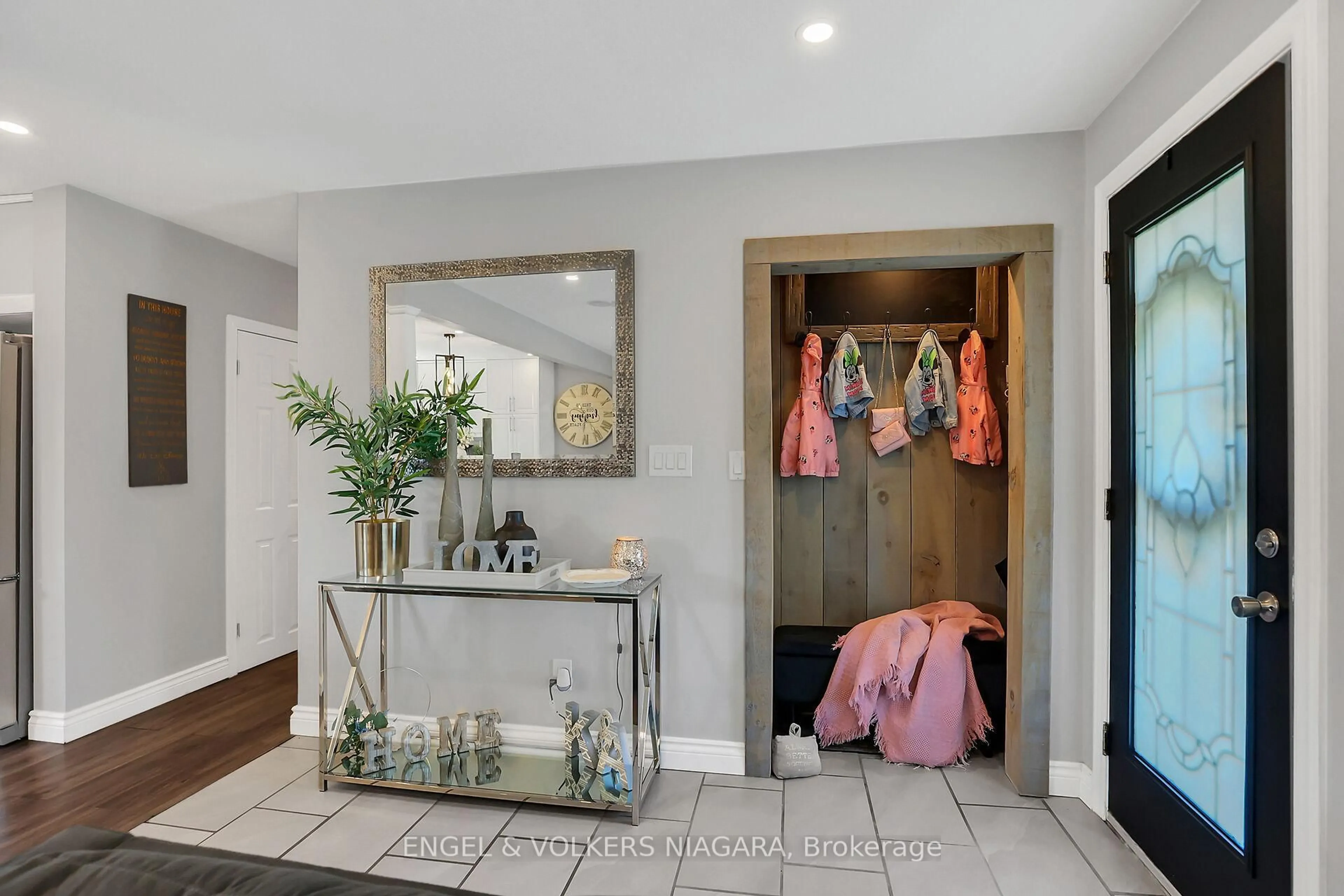 Indoor entryway for 90 Rose Ave, Thorold Ontario L2V 3C8