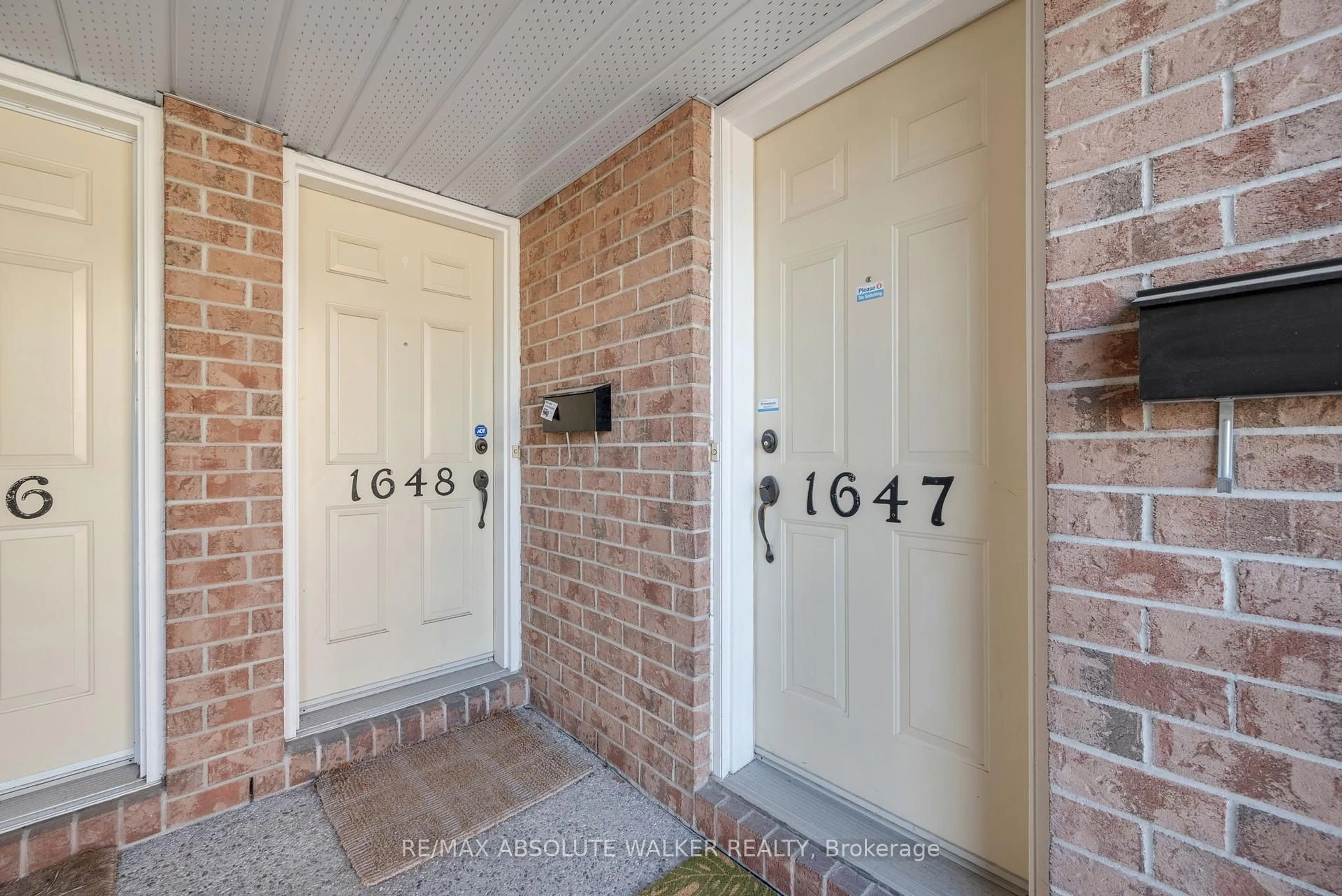 Indoor entryway for 1647 Locksley Lane, Ottawa Ontario K1J 1B6