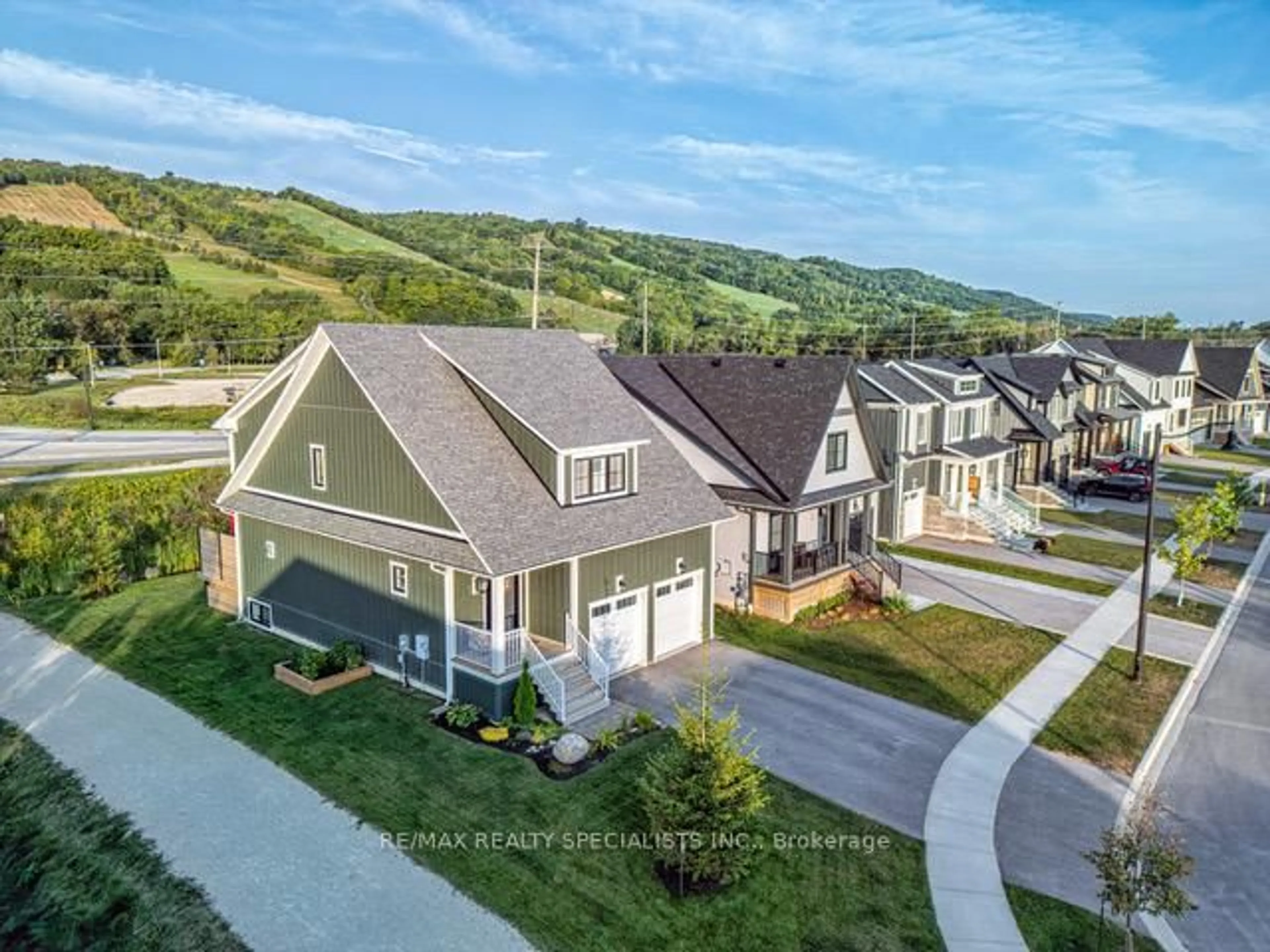 A pic from outside/outdoor area/front of a property/back of a property/a pic from drone, mountain view for 190 Courtland St, Blue Mountains Ontario L9Y 4E4