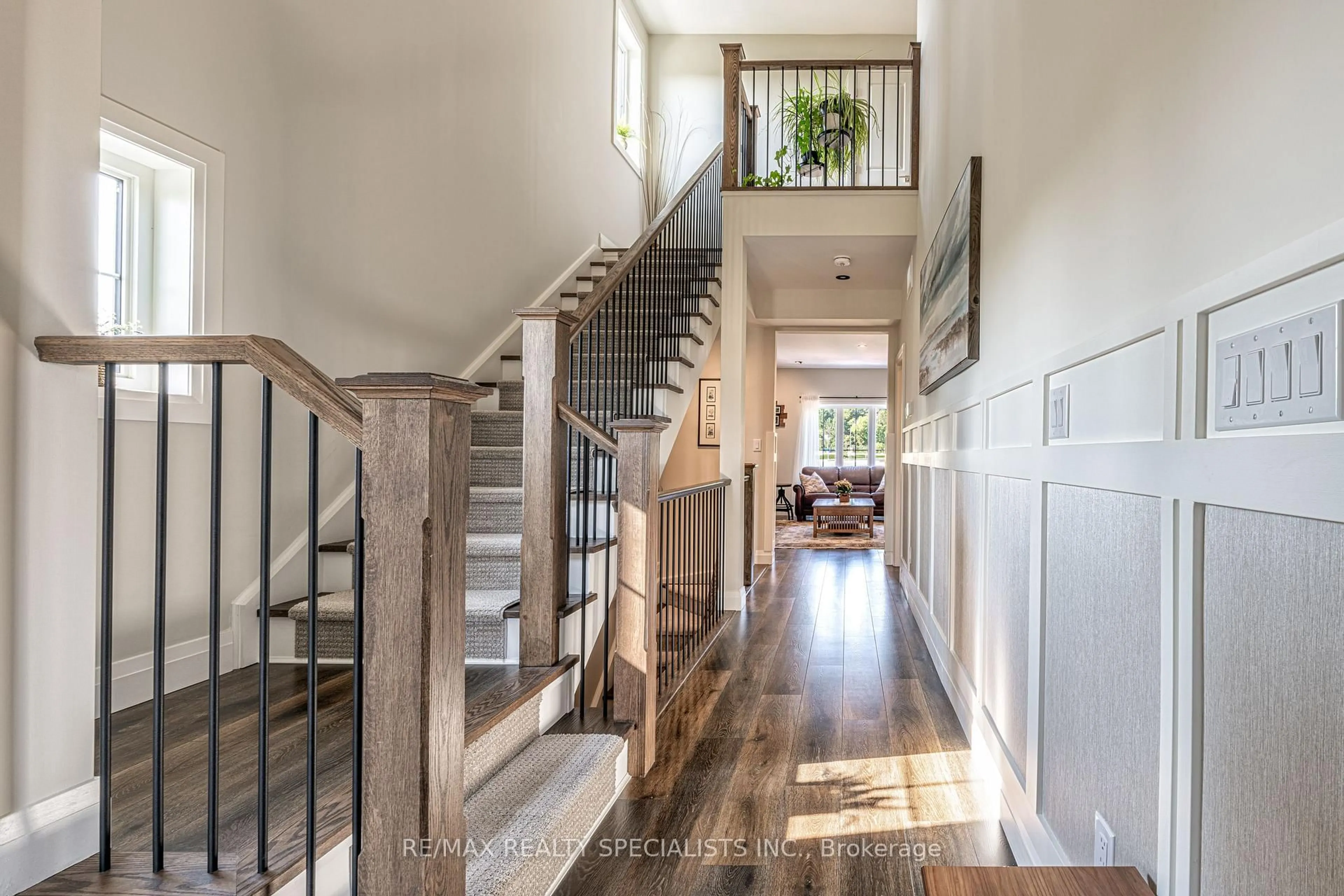 Indoor entryway for 190 Courtland St, Blue Mountains Ontario L9Y 4E4