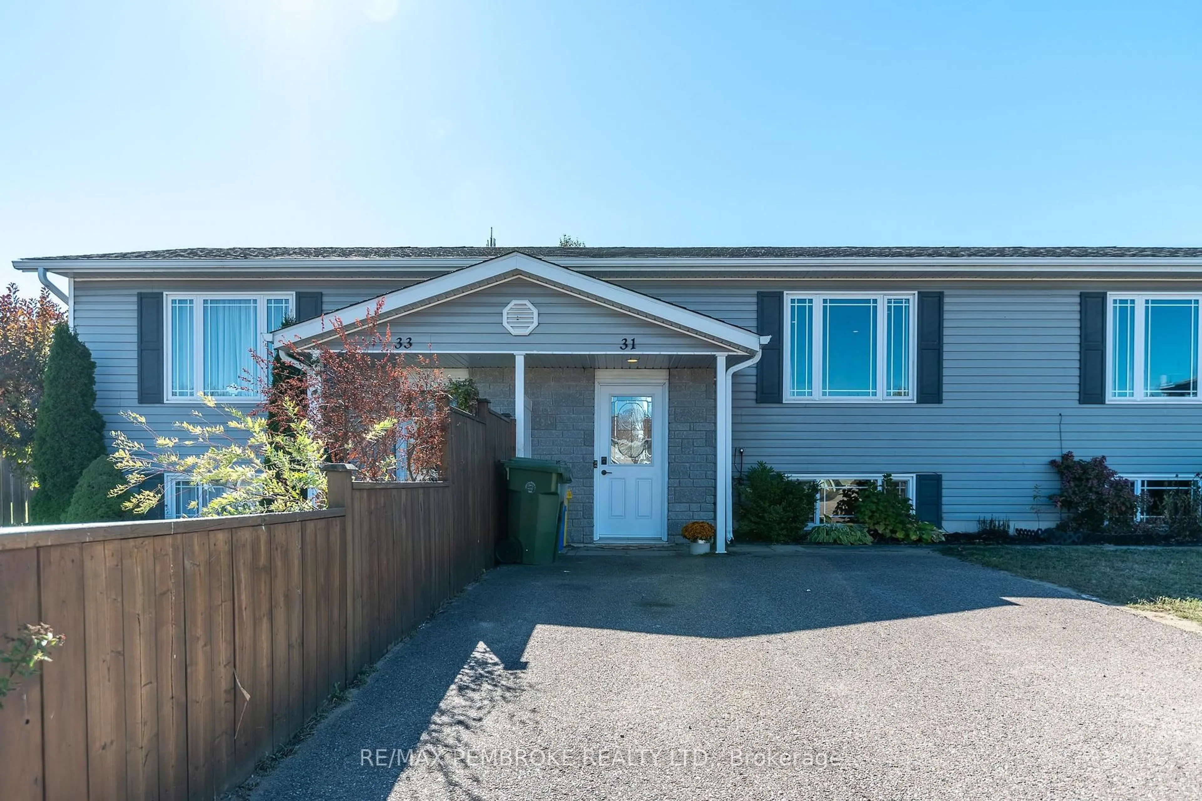 Home with vinyl exterior material, street for 31 RENFREW St, Petawawa Ontario K8H 0A6