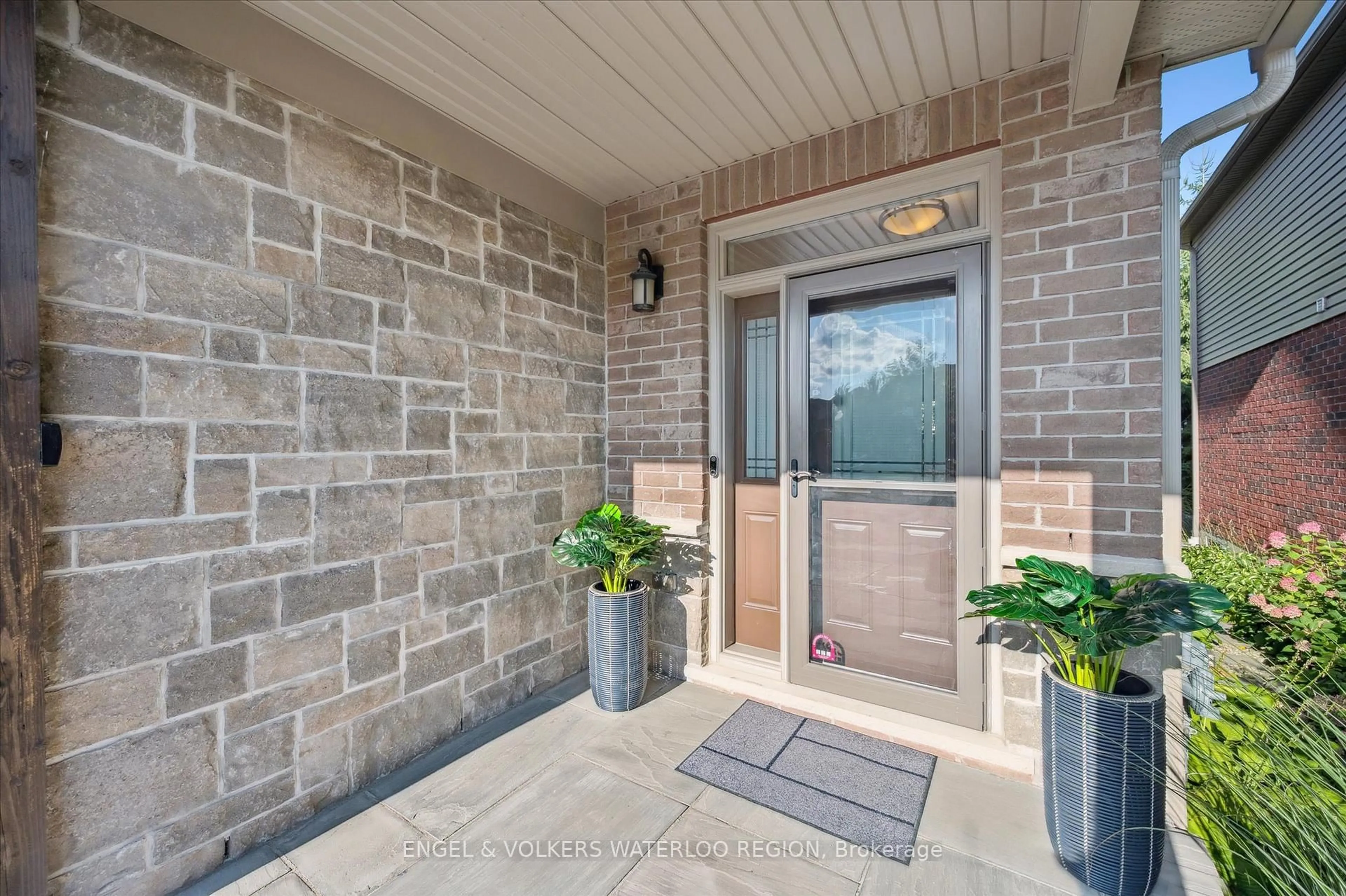 Indoor entryway for 928 Pioneer Grove Crt, Kitchener Ontario N2P 0B2