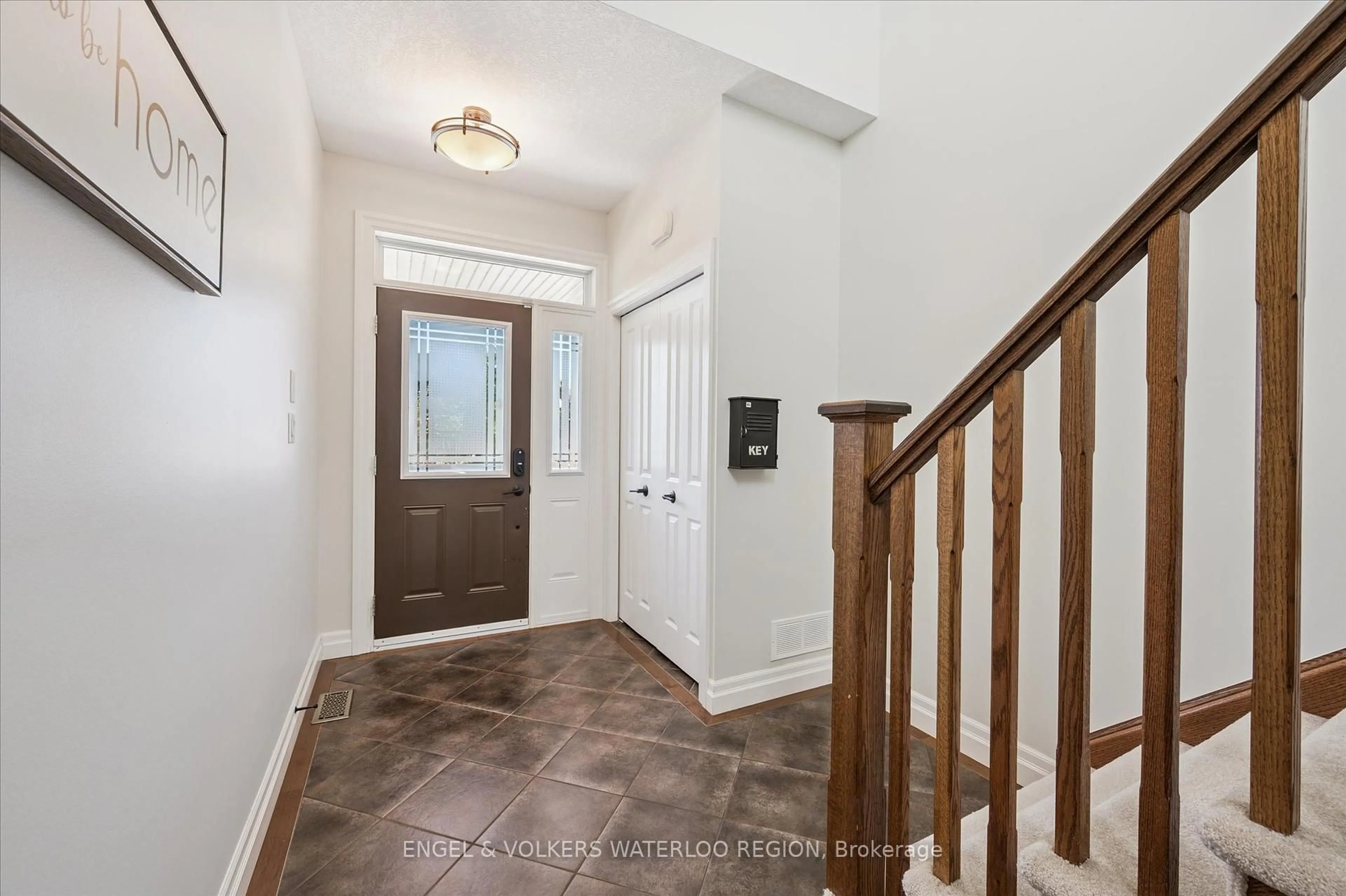 Indoor entryway for 928 Pioneer Grove Crt, Kitchener Ontario N2P 0B2
