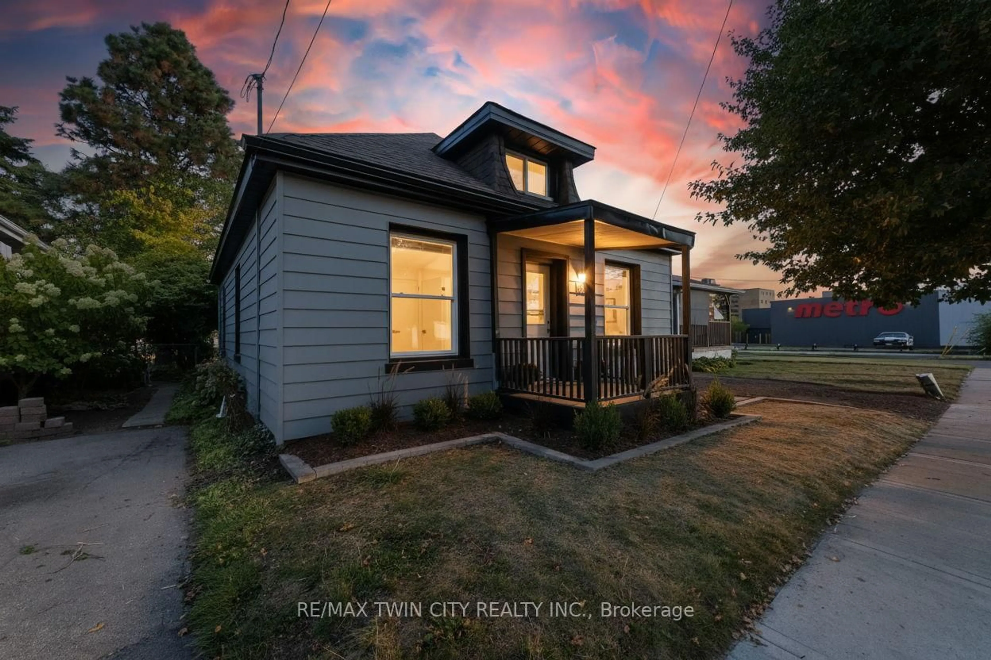 A pic from outside/outdoor area/front of a property/back of a property/a pic from drone, street for 3 Dundee St, Brantford Ontario N3R 4L9