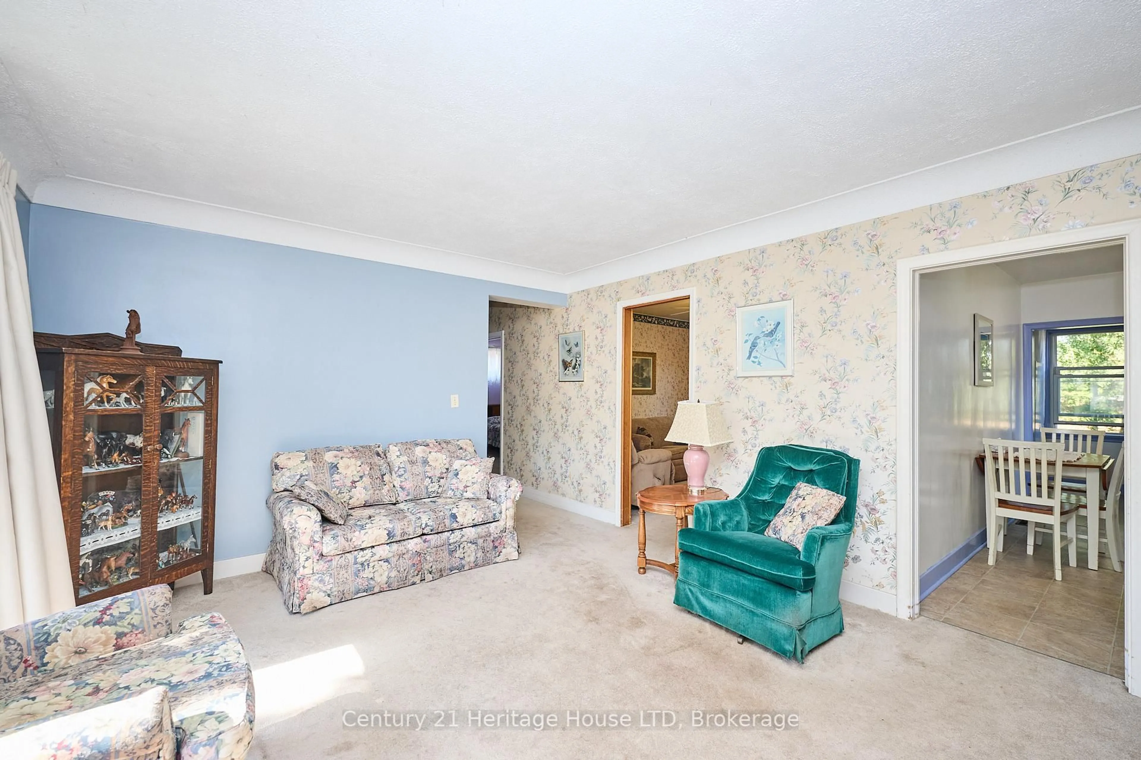 Living room with furniture, unknown for 6281 Burdette Dr, Niagara Falls Ontario L2E 5H1