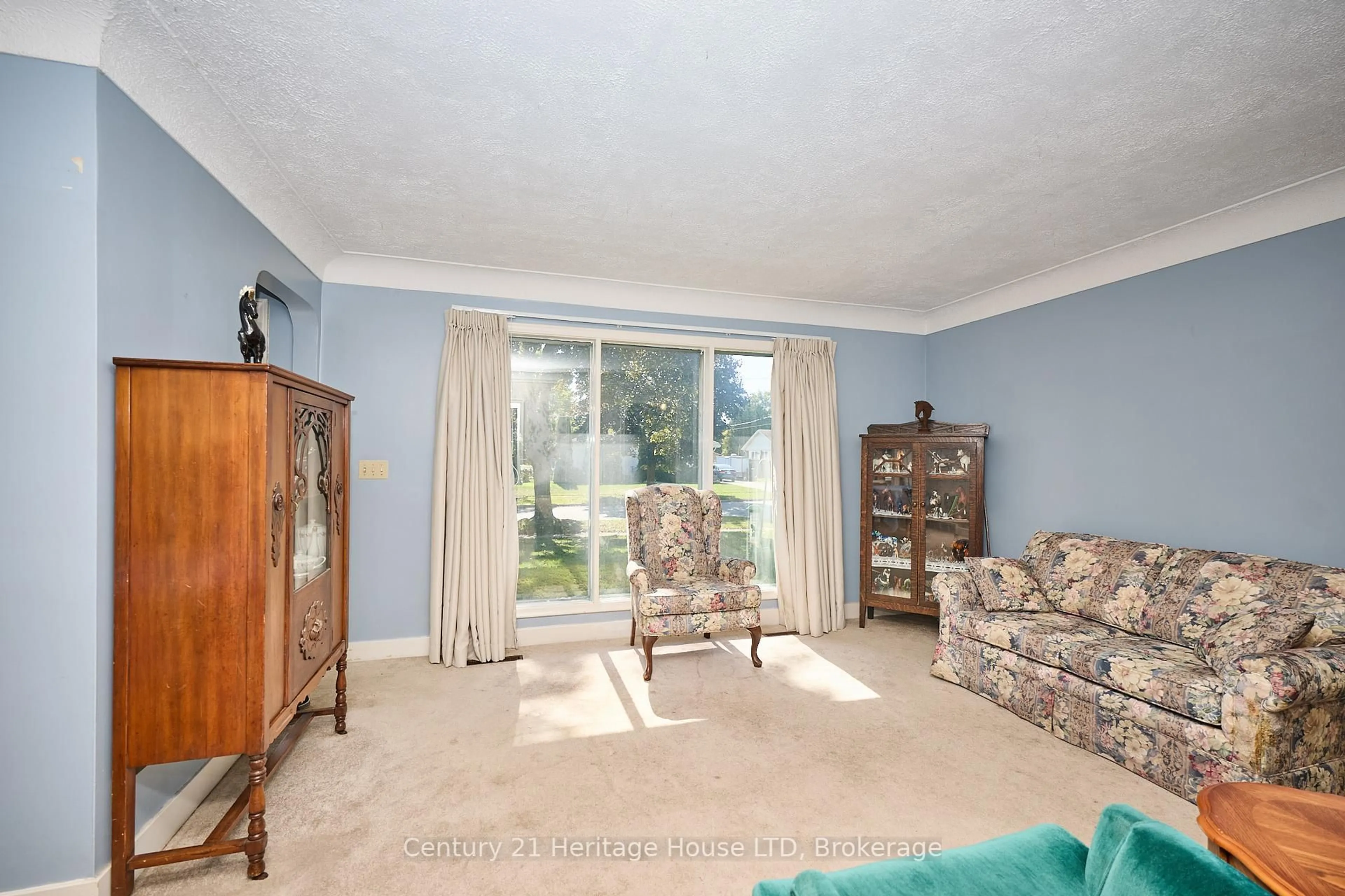 Living room with furniture, unknown for 6281 Burdette Dr, Niagara Falls Ontario L2E 5H1