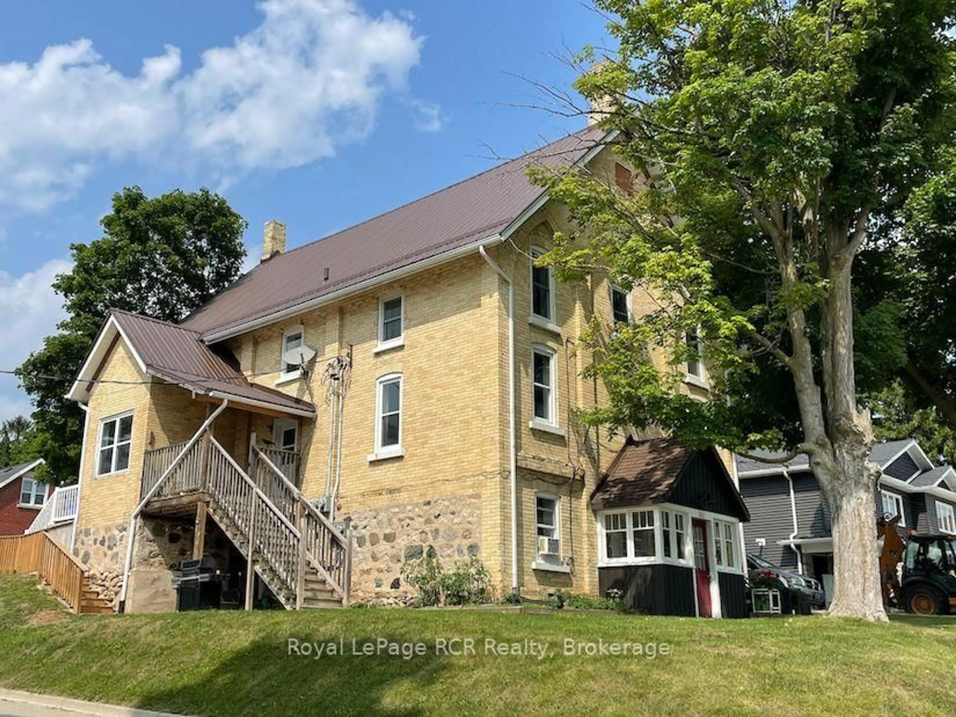 A pic from outside/outdoor area/front of a property/back of a property/a pic from drone, building for 182 12th St, Hanover Ontario N4N 1T8