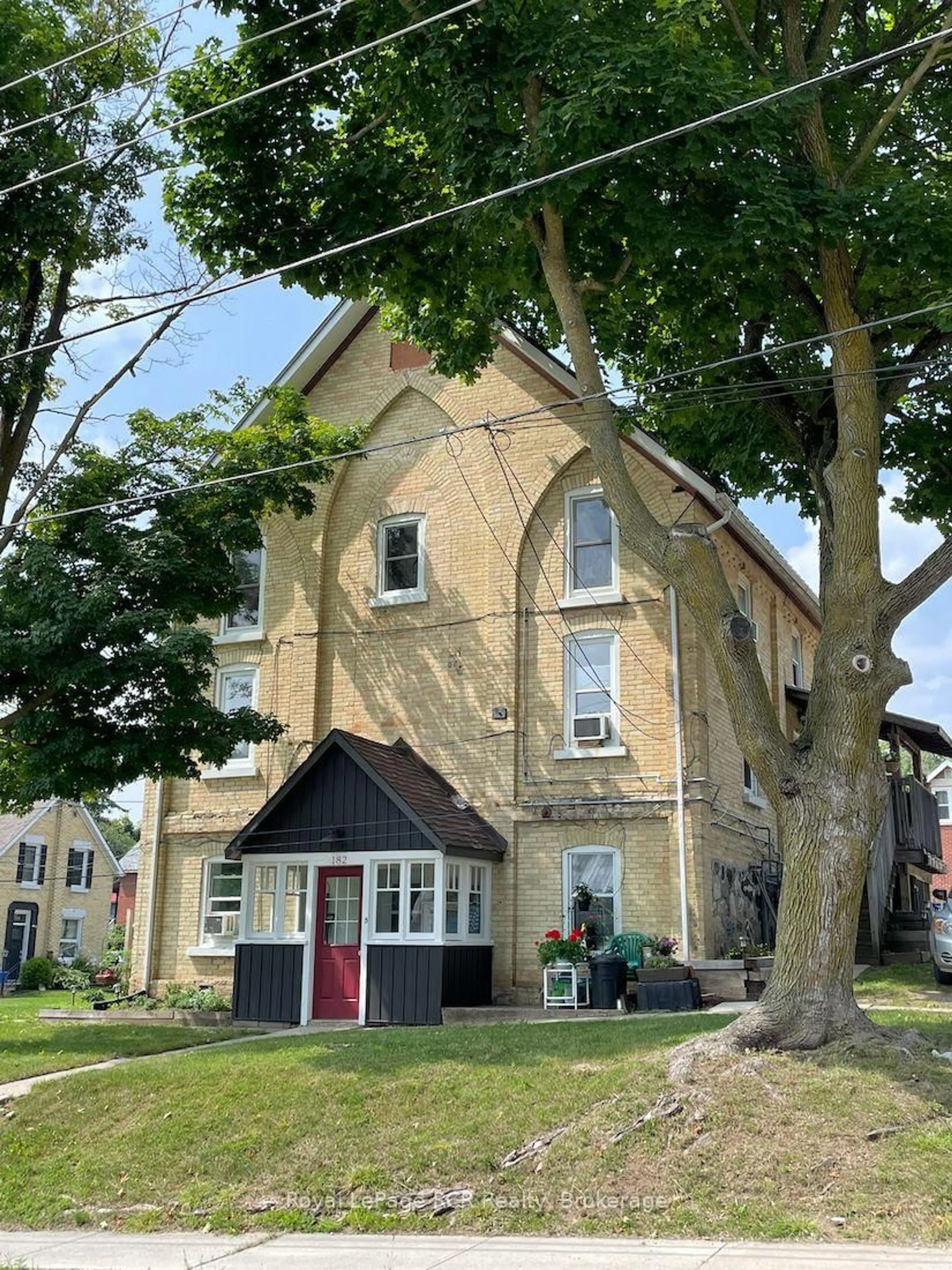 A pic from outside/outdoor area/front of a property/back of a property/a pic from drone, street for 182 12th St, Hanover Ontario N4N 1T8