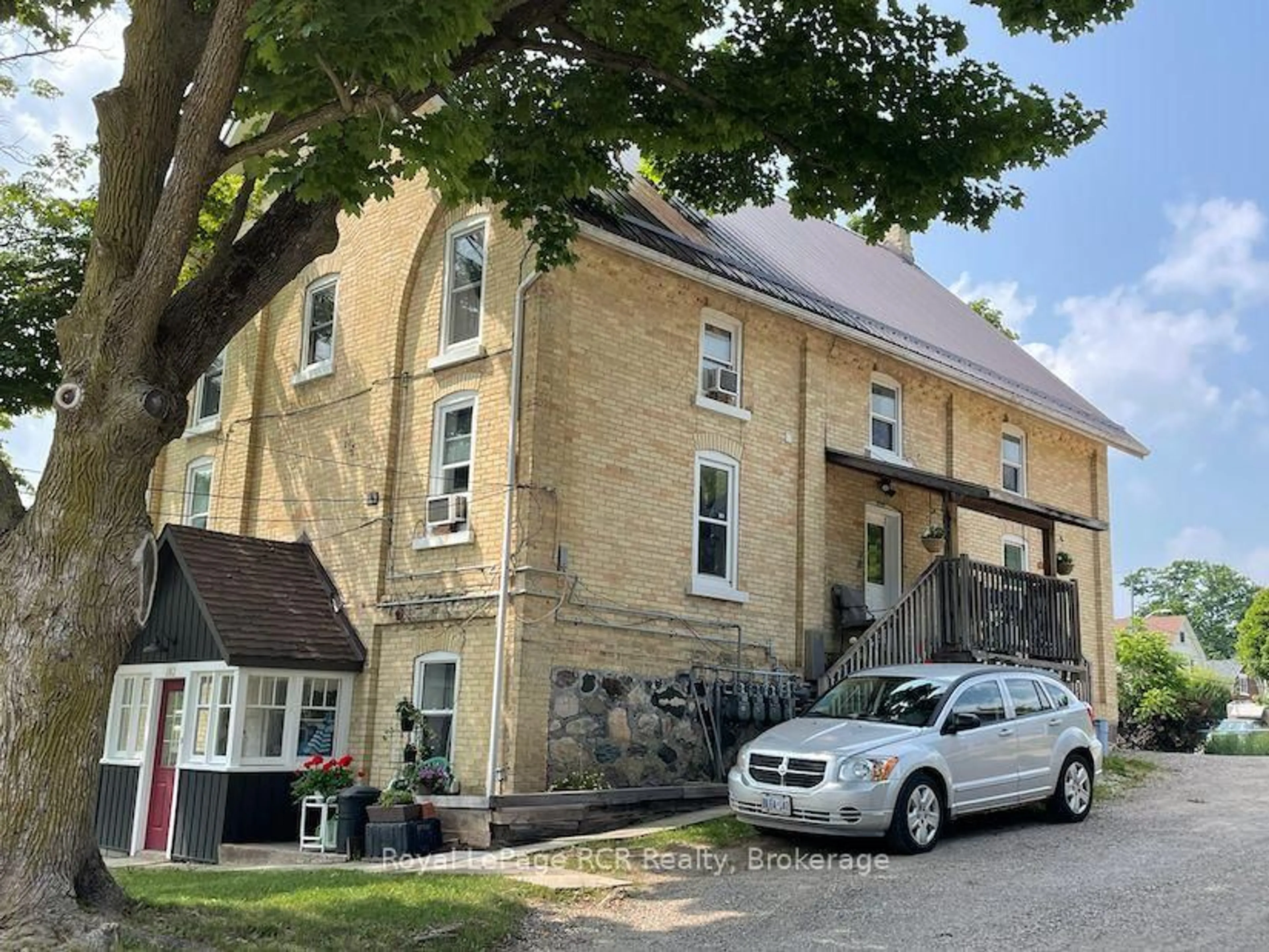 A pic from outside/outdoor area/front of a property/back of a property/a pic from drone, building for 182 12th St, Hanover Ontario N4N 1T8