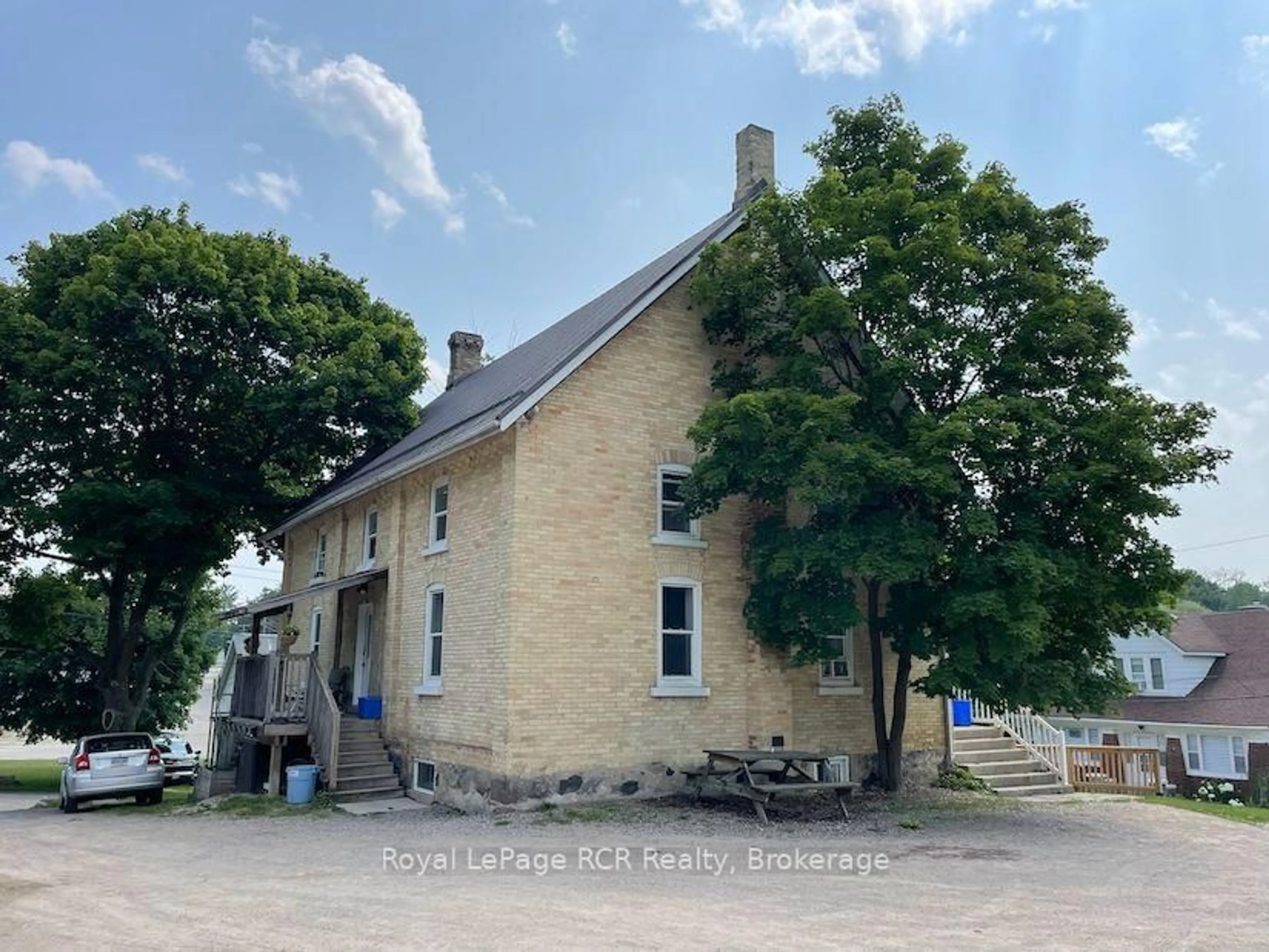 A pic from outside/outdoor area/front of a property/back of a property/a pic from drone, building for 182 12th St, Hanover Ontario N4N 1T8