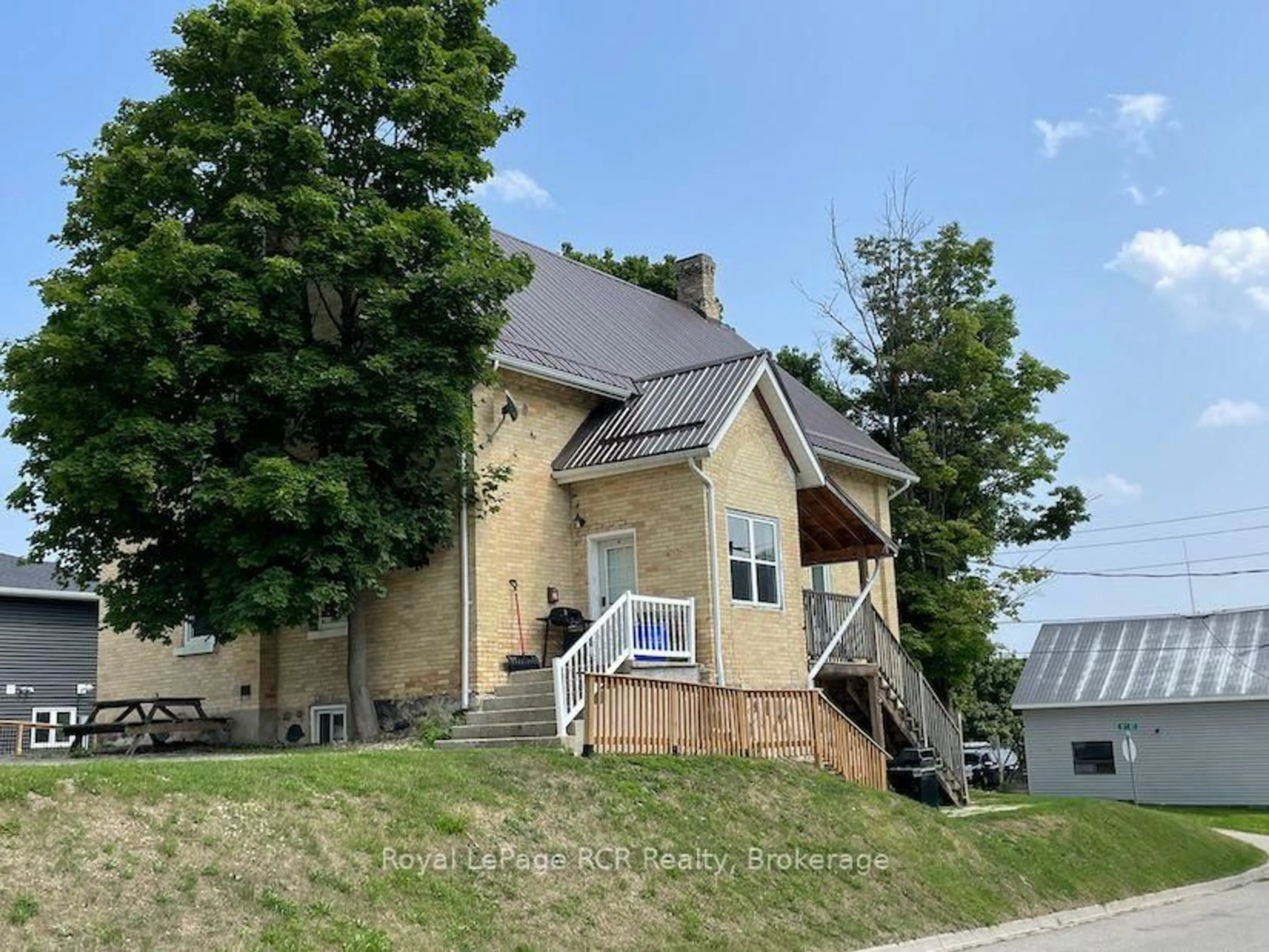 A pic from outside/outdoor area/front of a property/back of a property/a pic from drone, street for 182 12th St, Hanover Ontario N4N 1T8