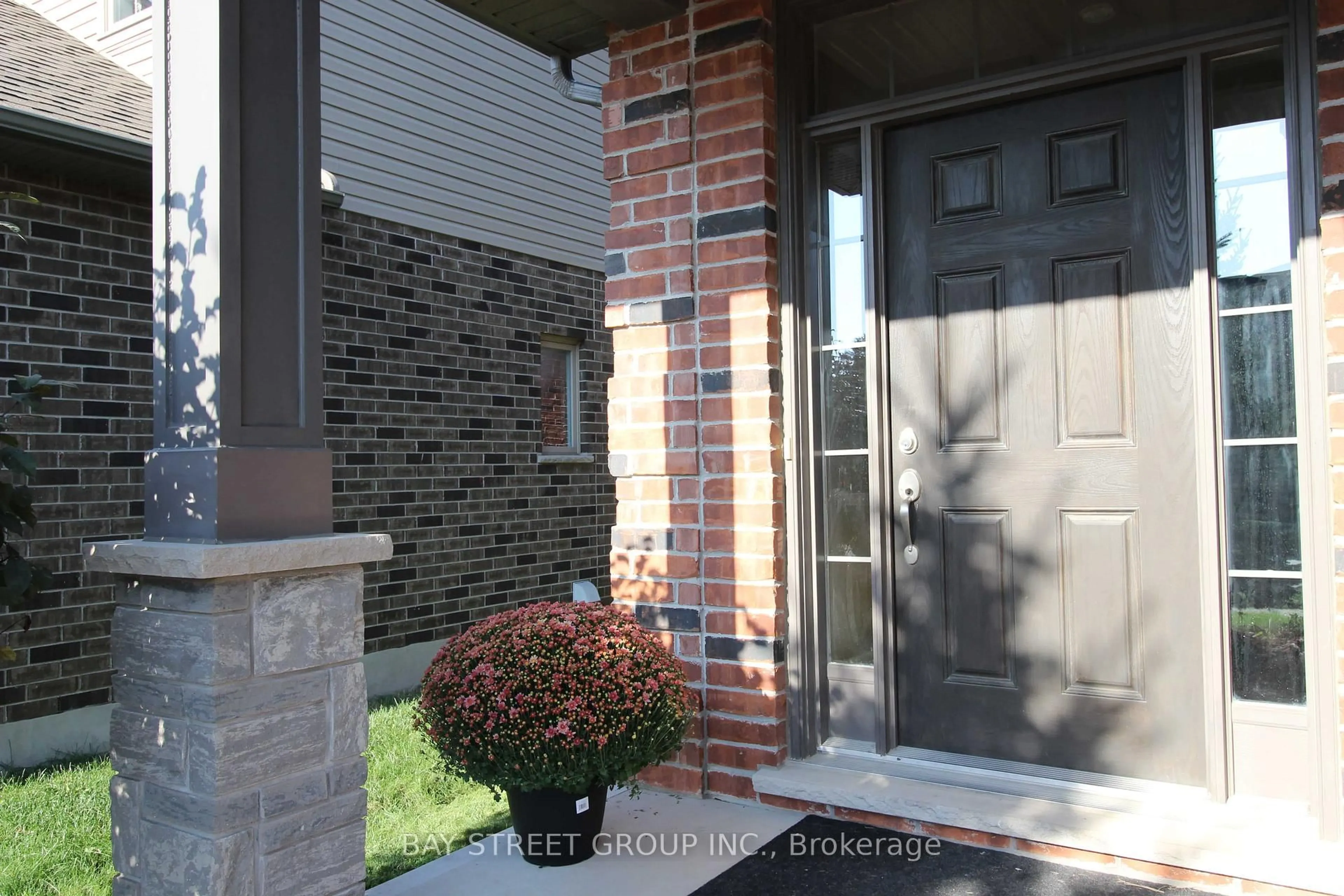 Indoor entryway for 1451 Howlett Circ, London North Ontario N5X 0K5