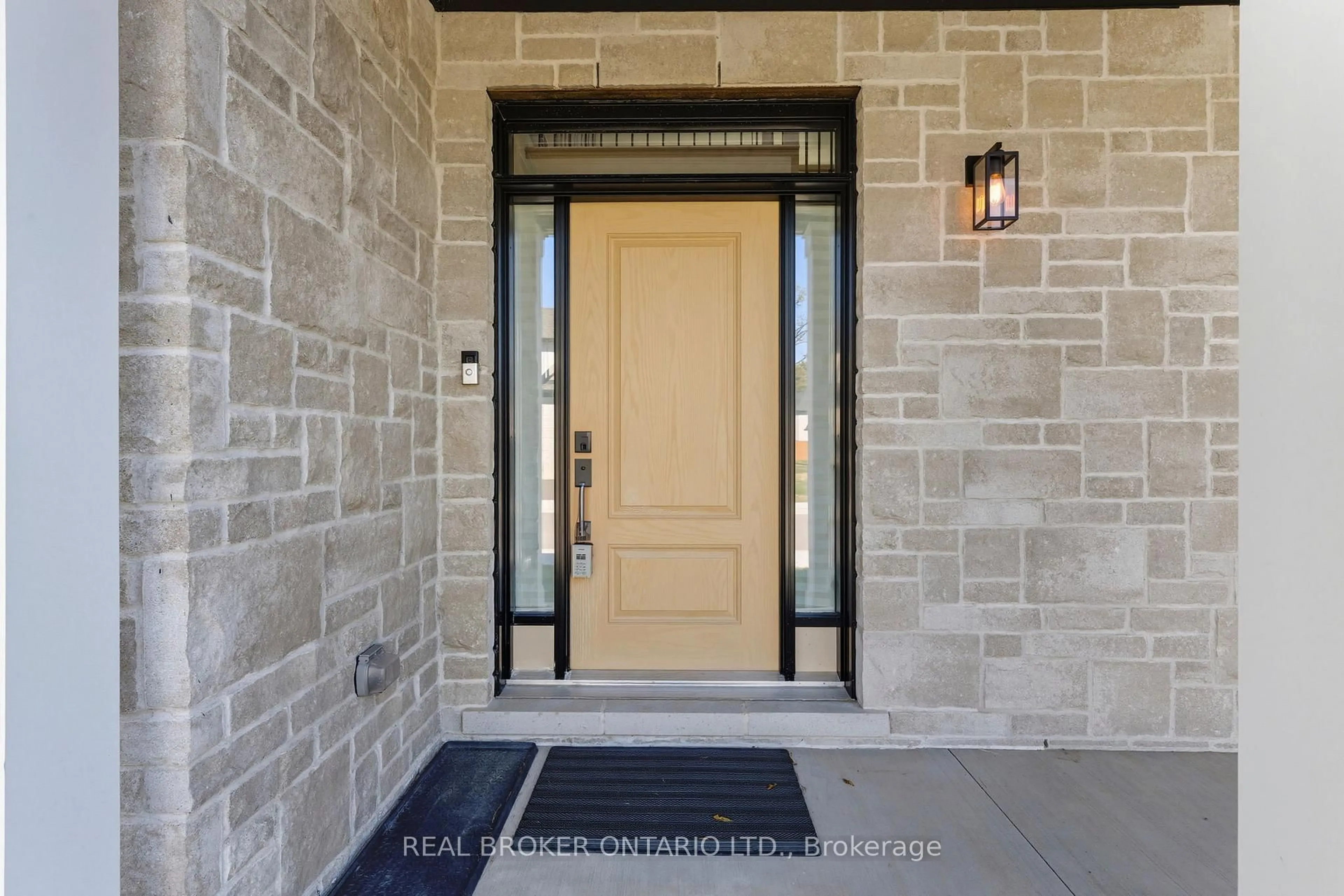 Indoor entryway for 242 Mount Pleasant St #4, Brantford Ontario N3T 1V1