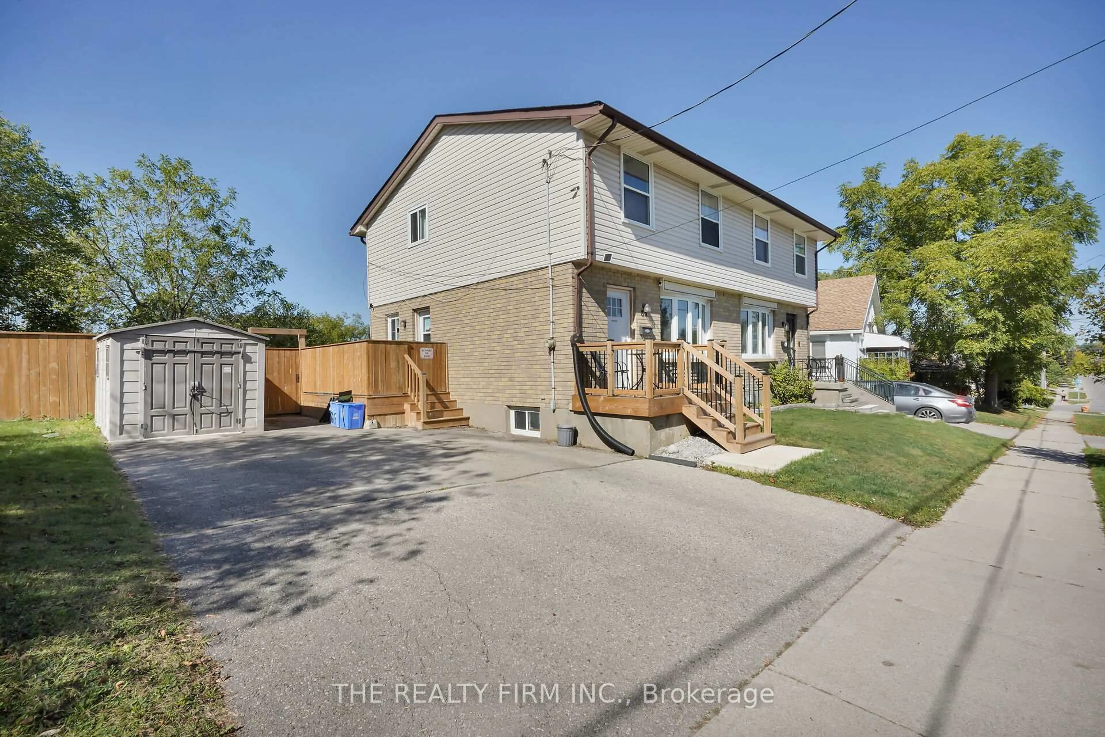 A pic from outside/outdoor area/front of a property/back of a property/a pic from drone, street for 86 Mackay Ave, London South Ontario N6J 2V6