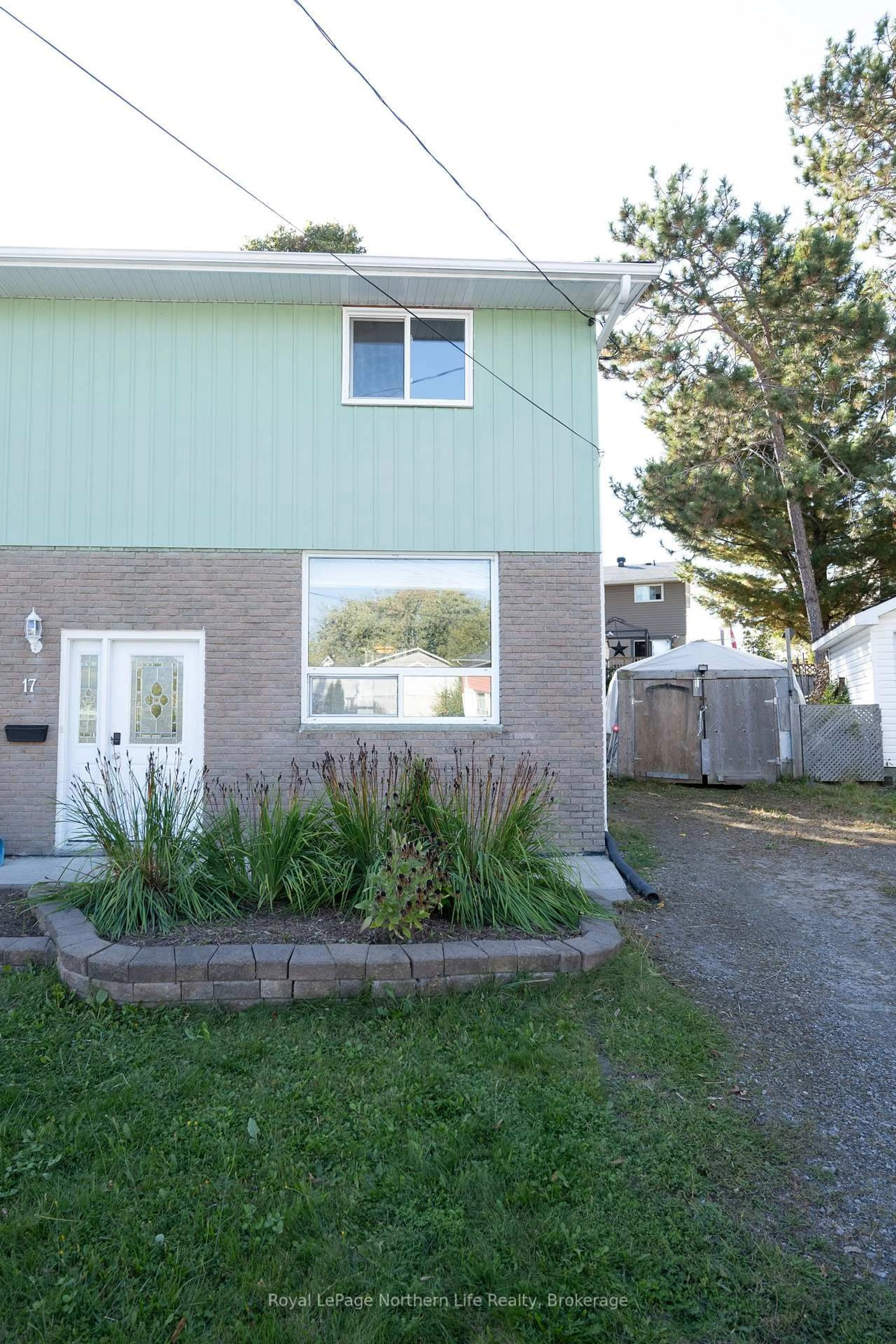 Home with vinyl exterior material, street for 17 Arthur Crt, North Bay Ontario P1A 3K1