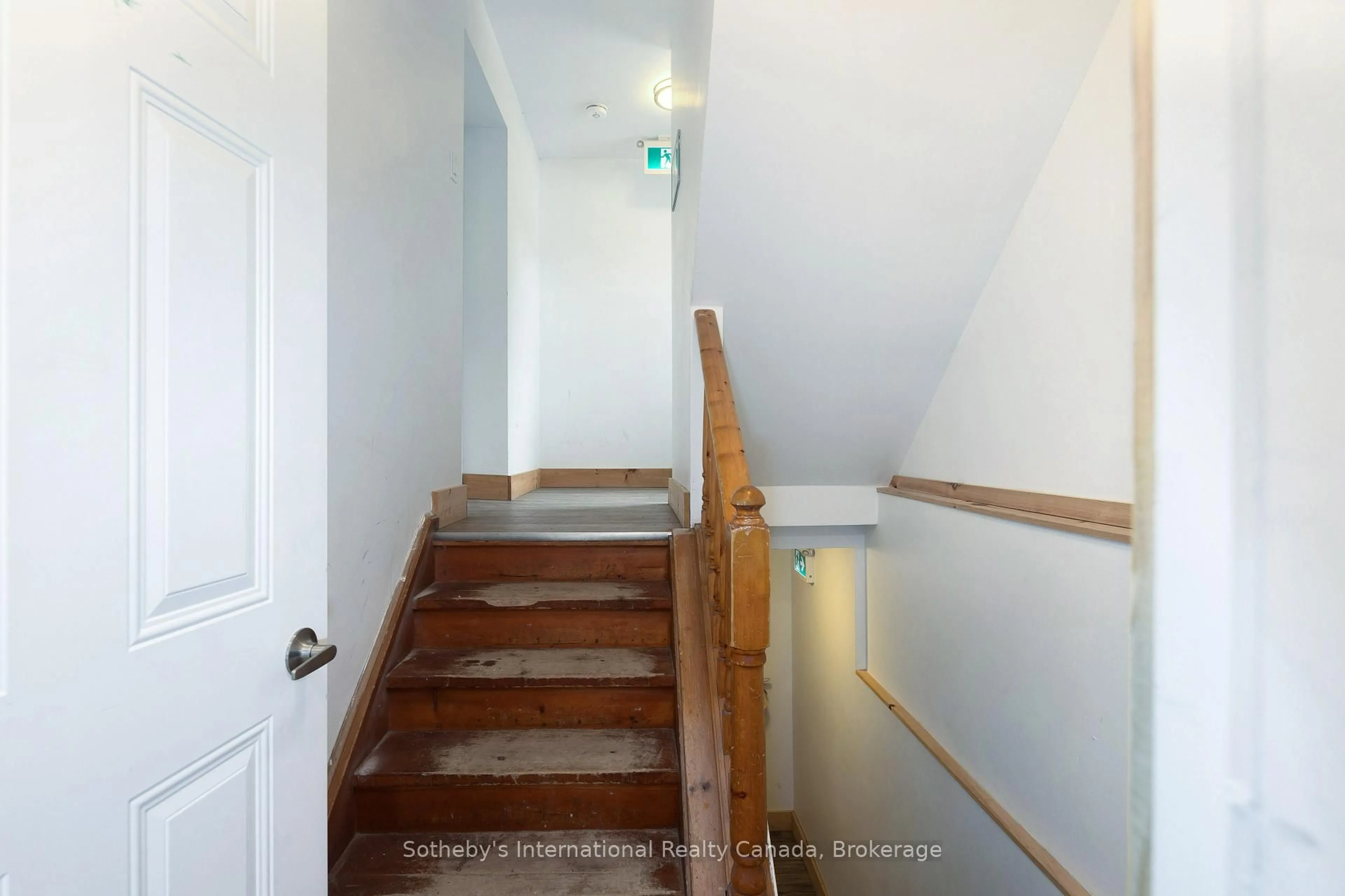 Stairs for 210 ARLBERG Cres, Blue Mountains Ontario L9Y 0M1