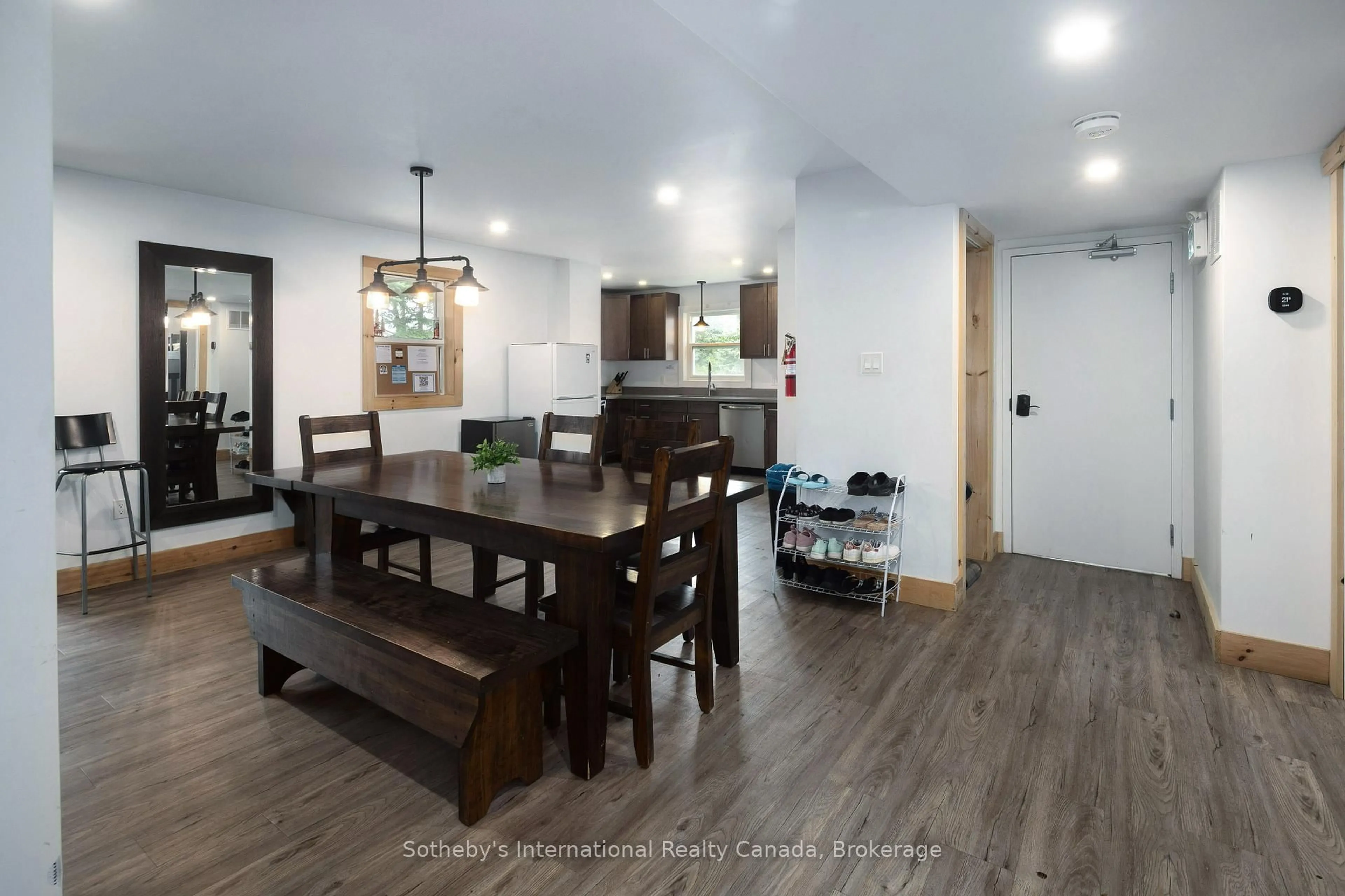Open concept kitchen, wood/laminate floor for 210 ARLBERG Cres, Blue Mountains Ontario L9Y 0M1