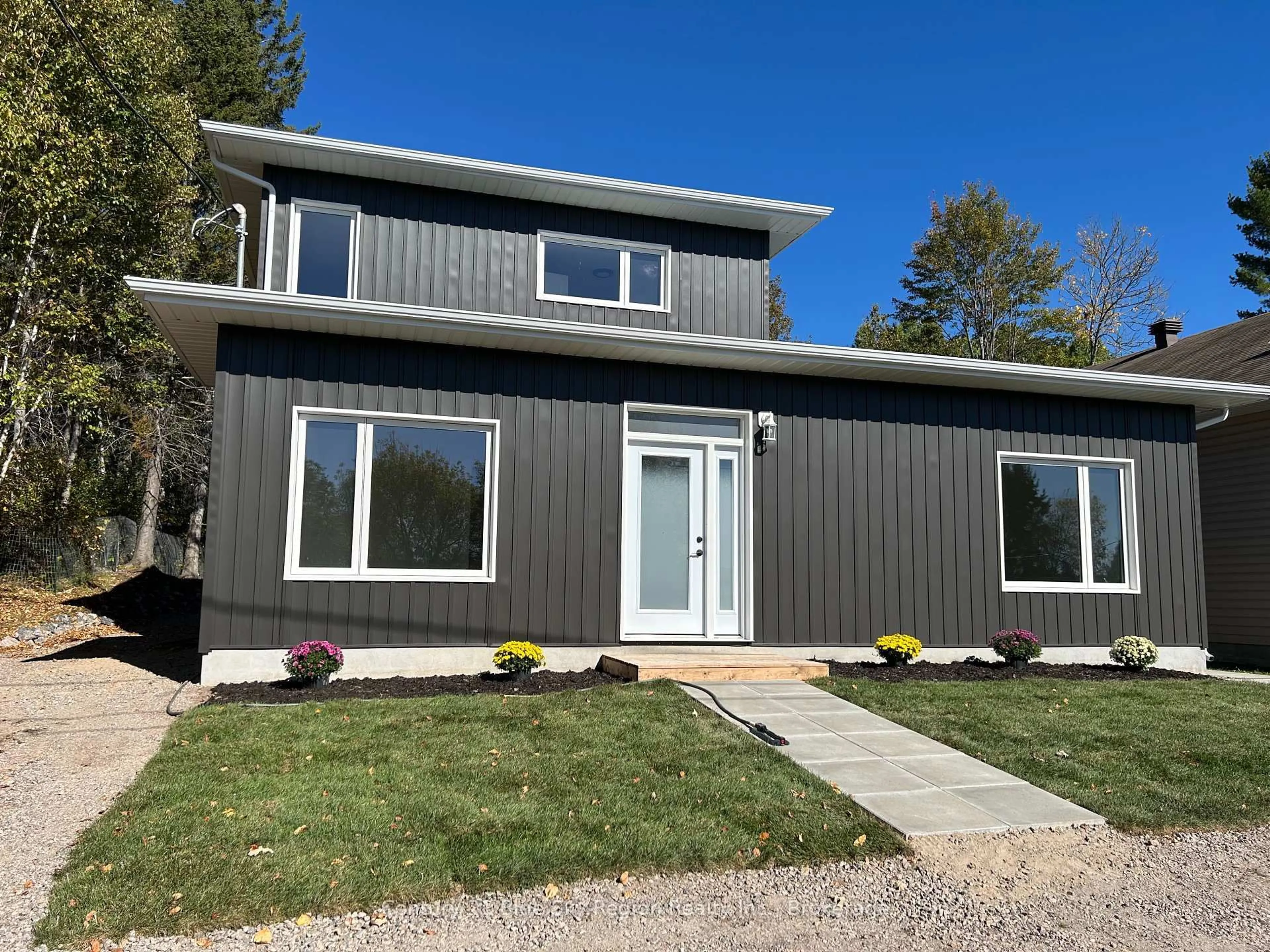 Home with vinyl exterior material, unknown for 16 Birch St, Powassan Ontario P0H 1Z0