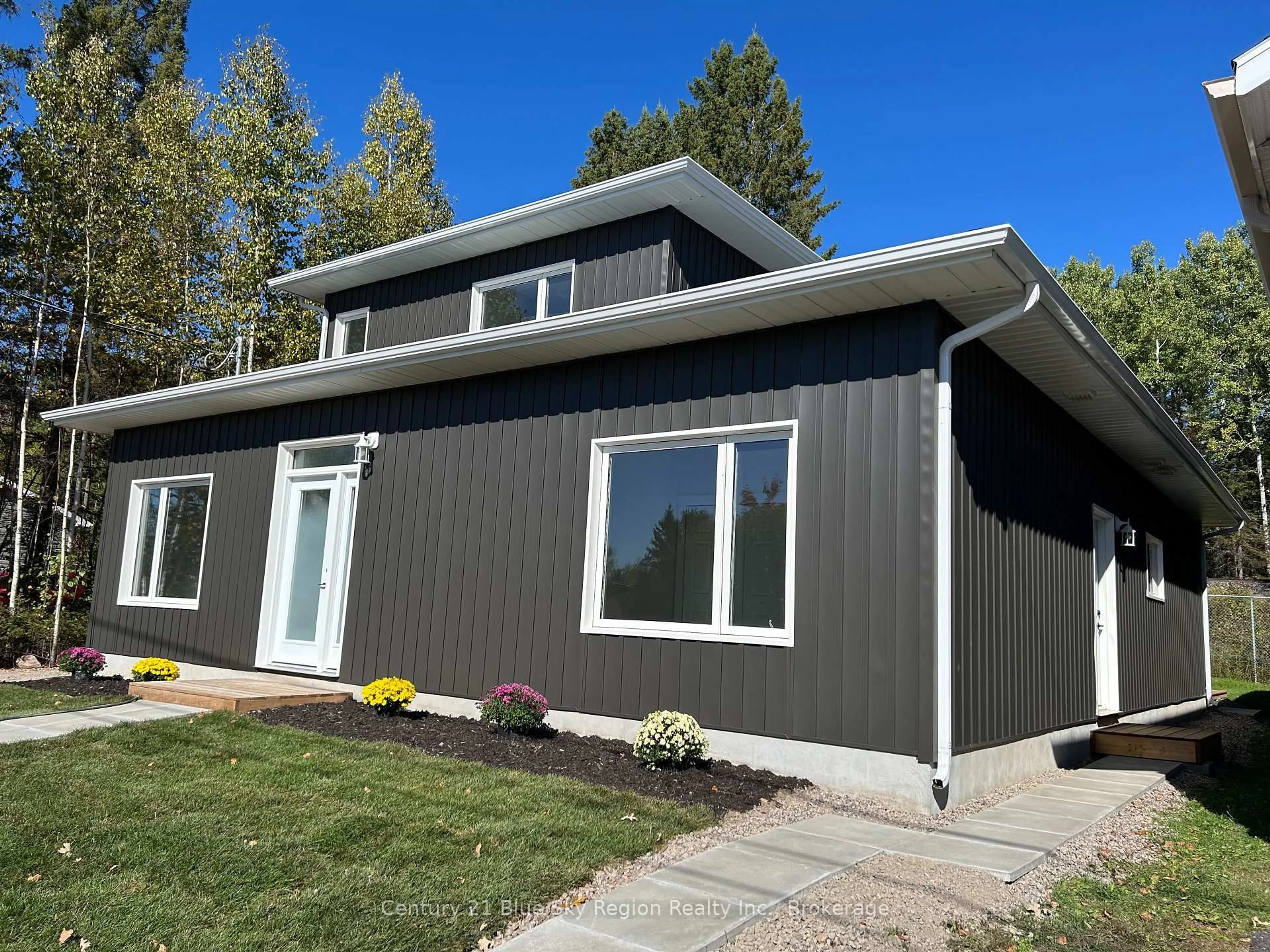 Home with vinyl exterior material, building for 16 Birch St, Powassan Ontario P0H 1Z0