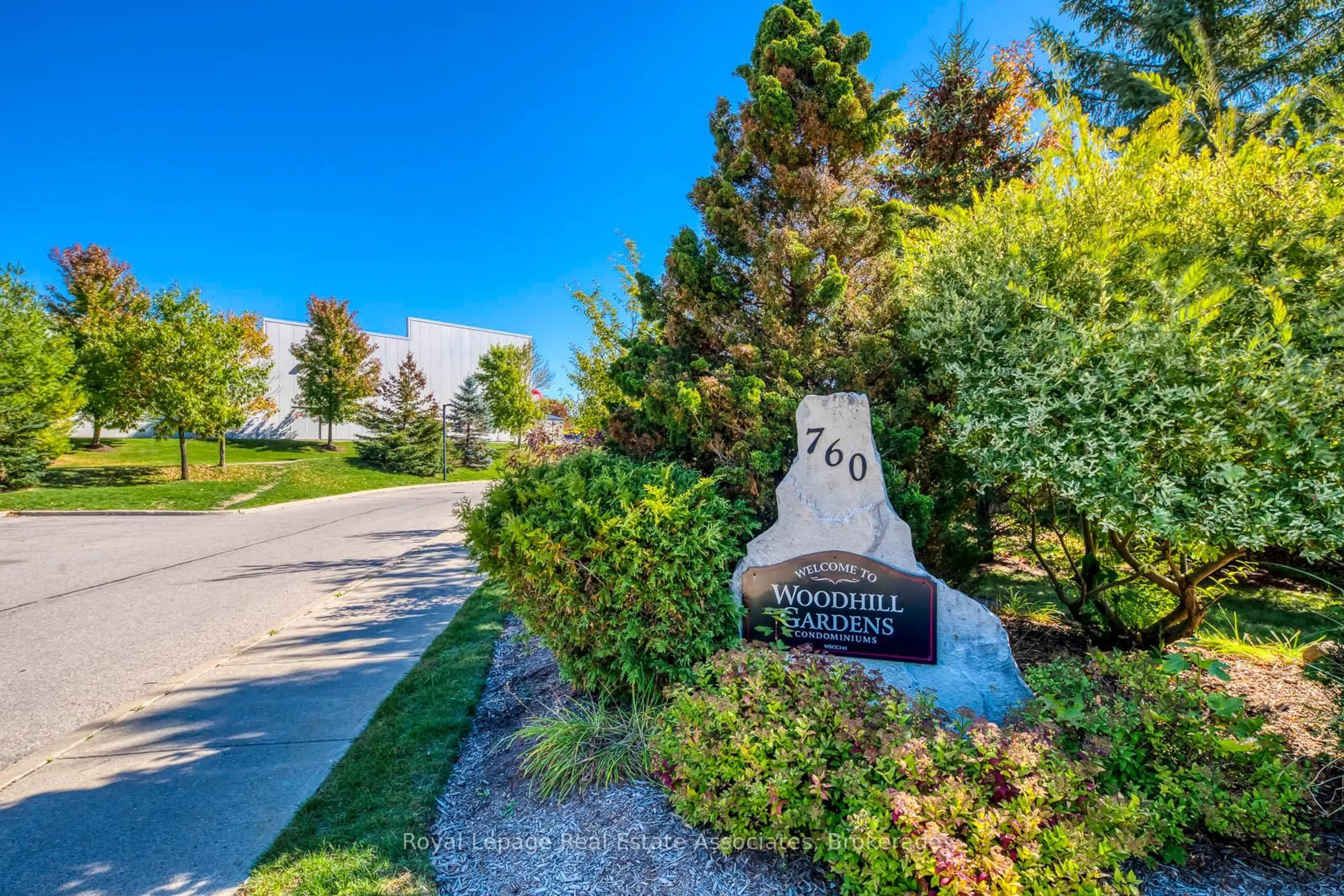 Patio, street for 760 Woodhill Dr #221, Centre Wellington Ontario N1M 3W5
