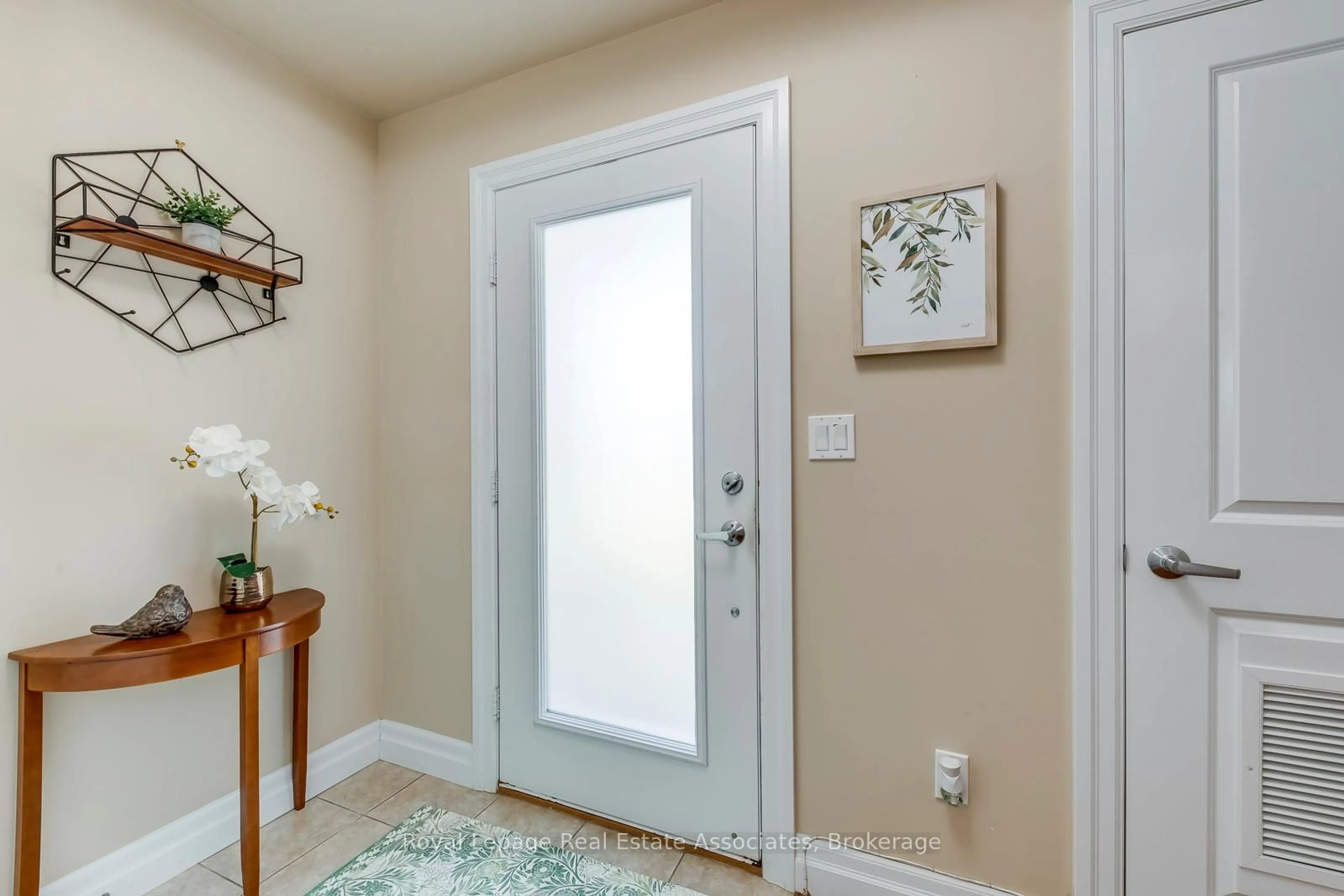 Indoor entryway for 760 Woodhill Dr #221, Centre Wellington Ontario N1M 3W5