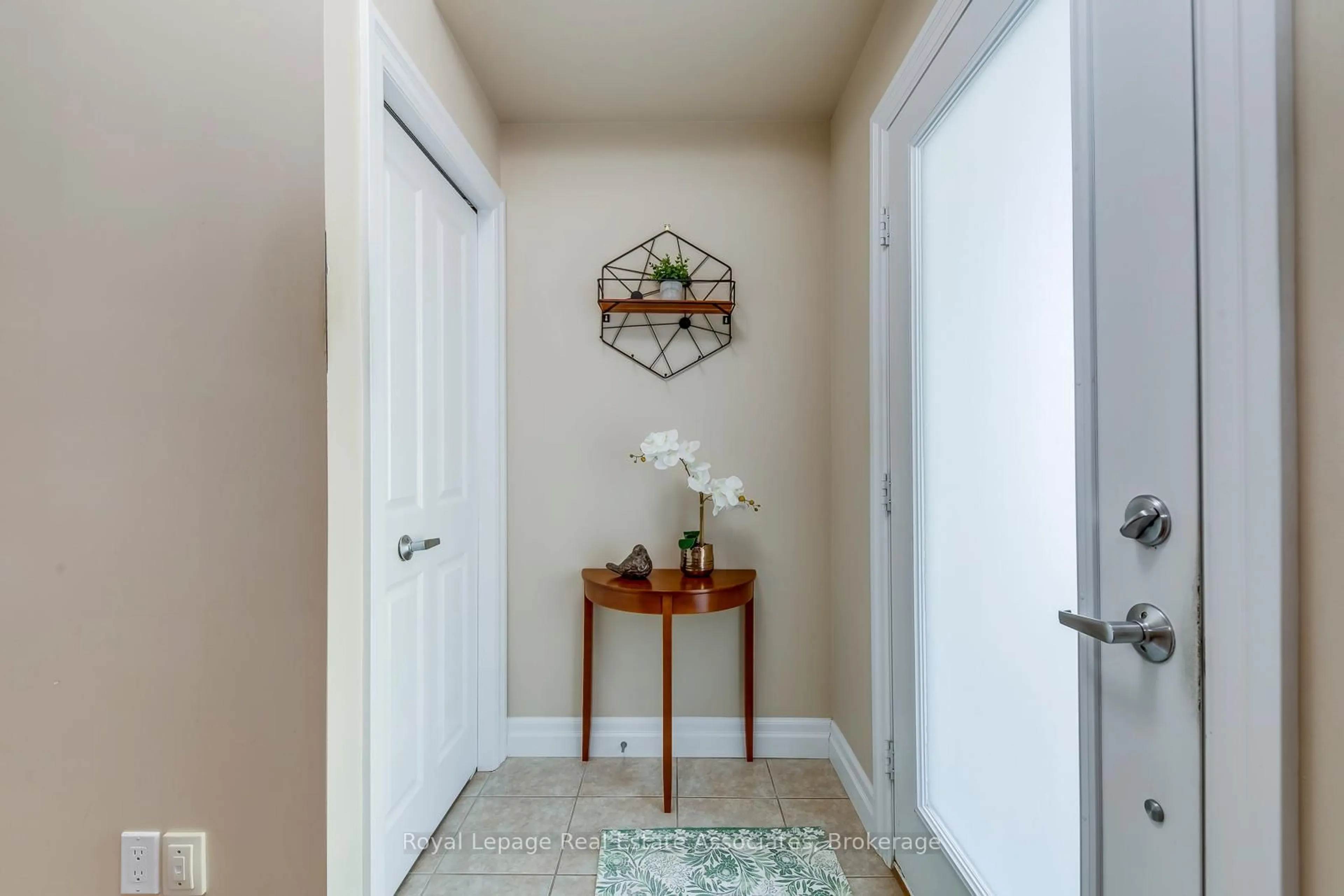 Indoor entryway for 760 Woodhill Dr #221, Centre Wellington Ontario N1M 3W5
