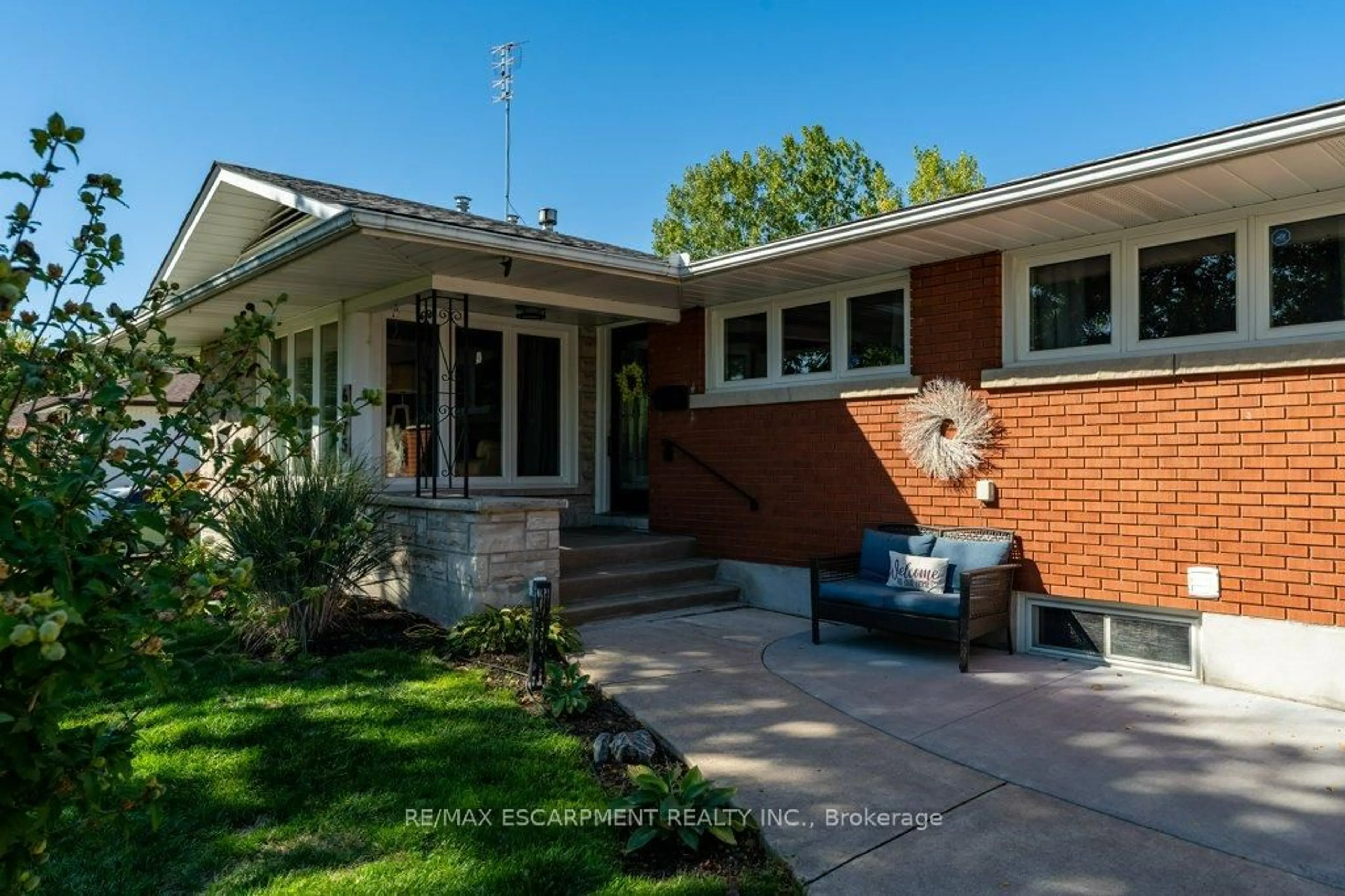 Home with brick exterior material, street for 6975 Oxford St, Niagara Falls Ontario L2J 1J3