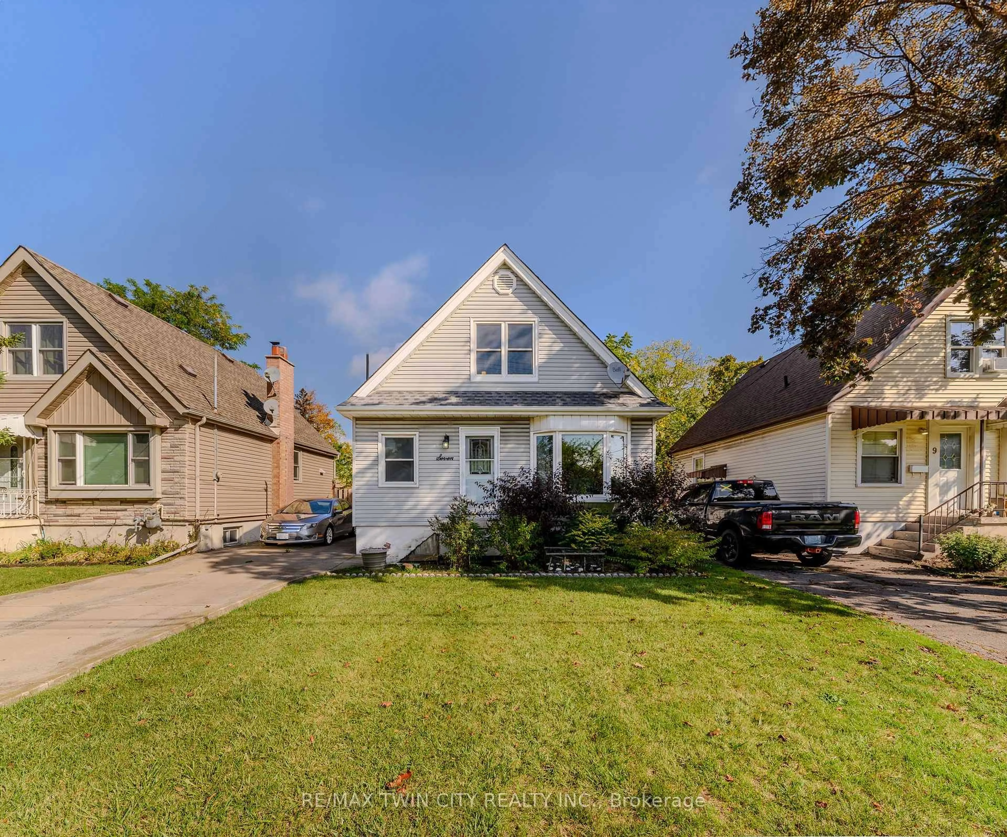 A pic from outside/outdoor area/front of a property/back of a property/a pic from drone, street for 7 Cherry Rd, Hamilton Ontario L8K 3V7